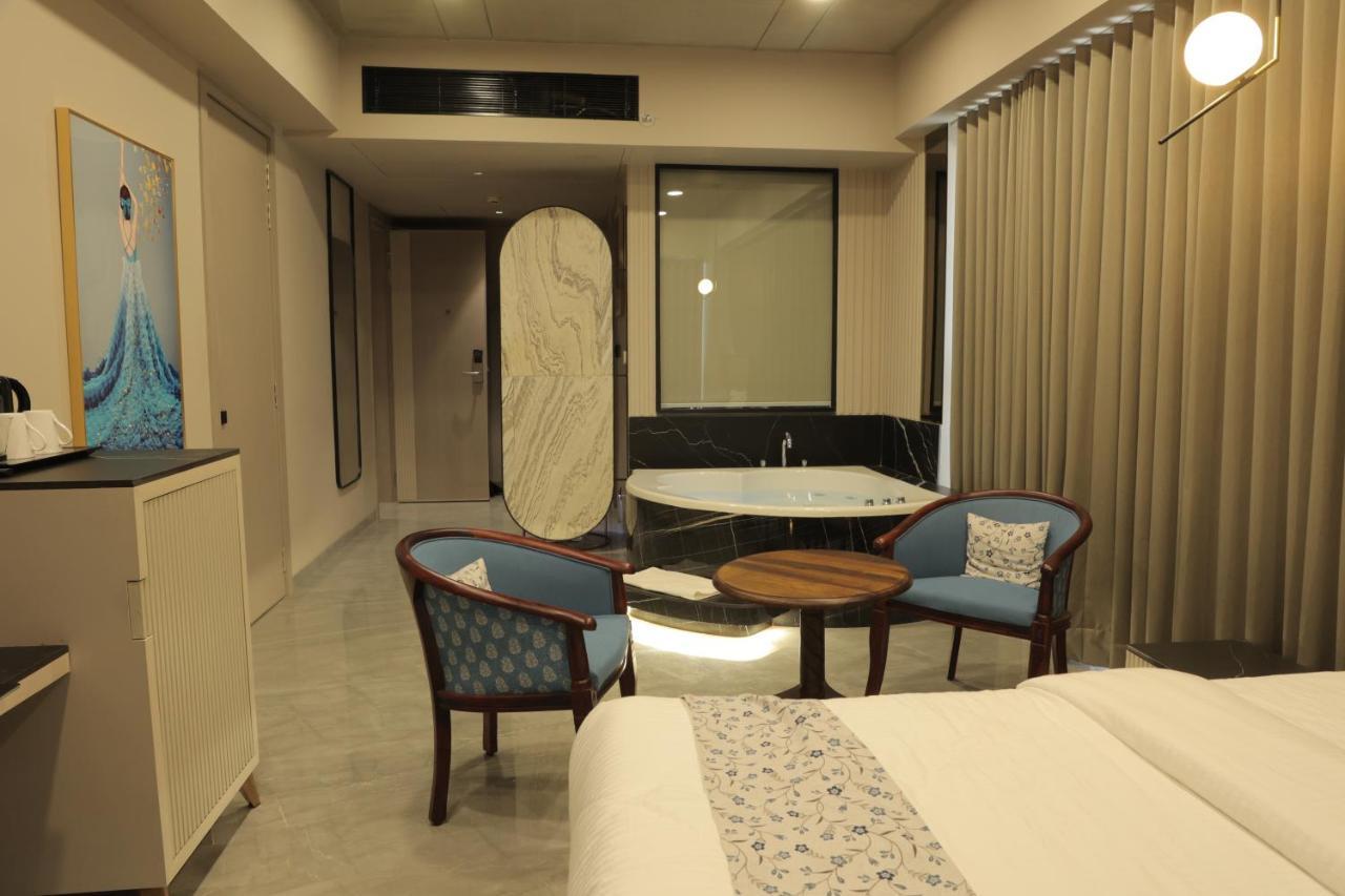 Apricot Motera Hotel
