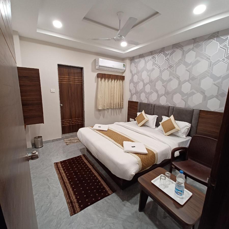 Leela Palace 3*