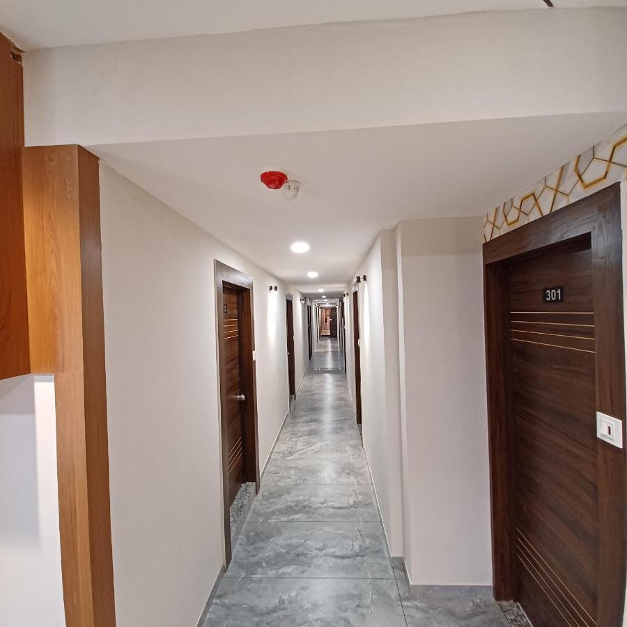 Leela Palace 3*