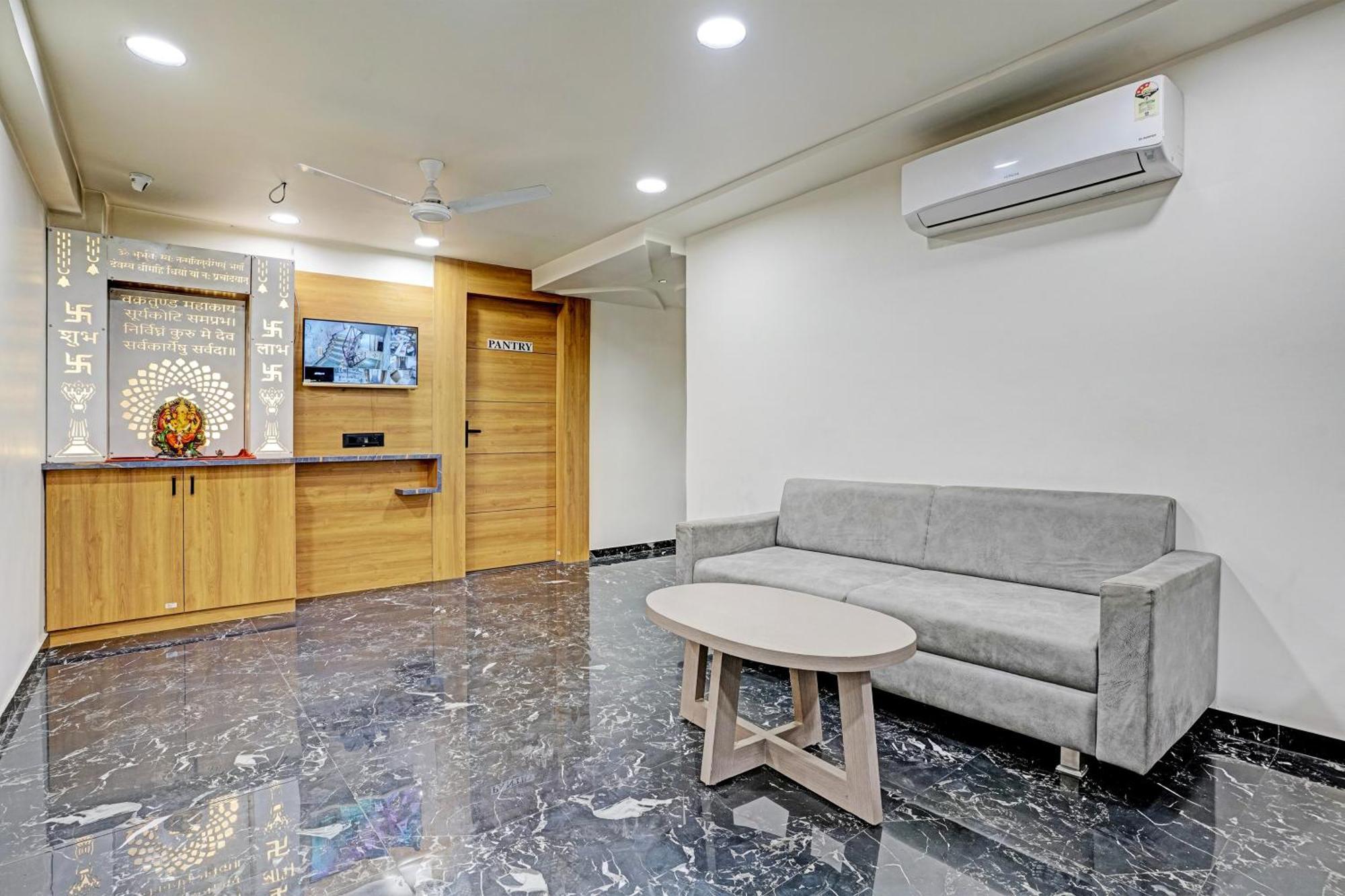 Oyo Haari Jayati Hotel