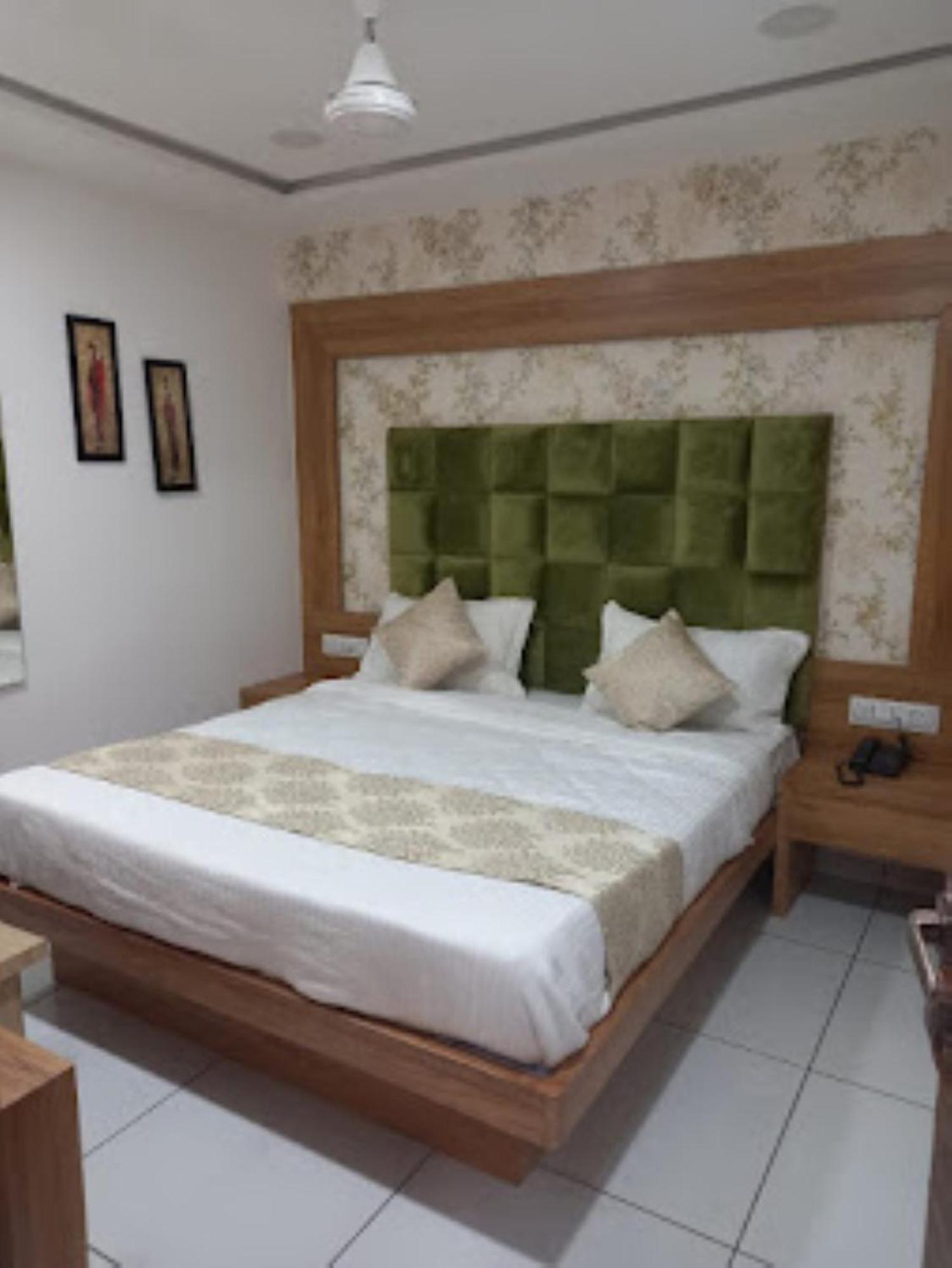 Hotel Royal Platinum,