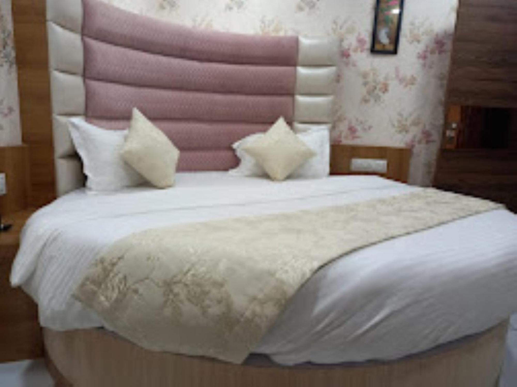 Royal Platinum, Hotel