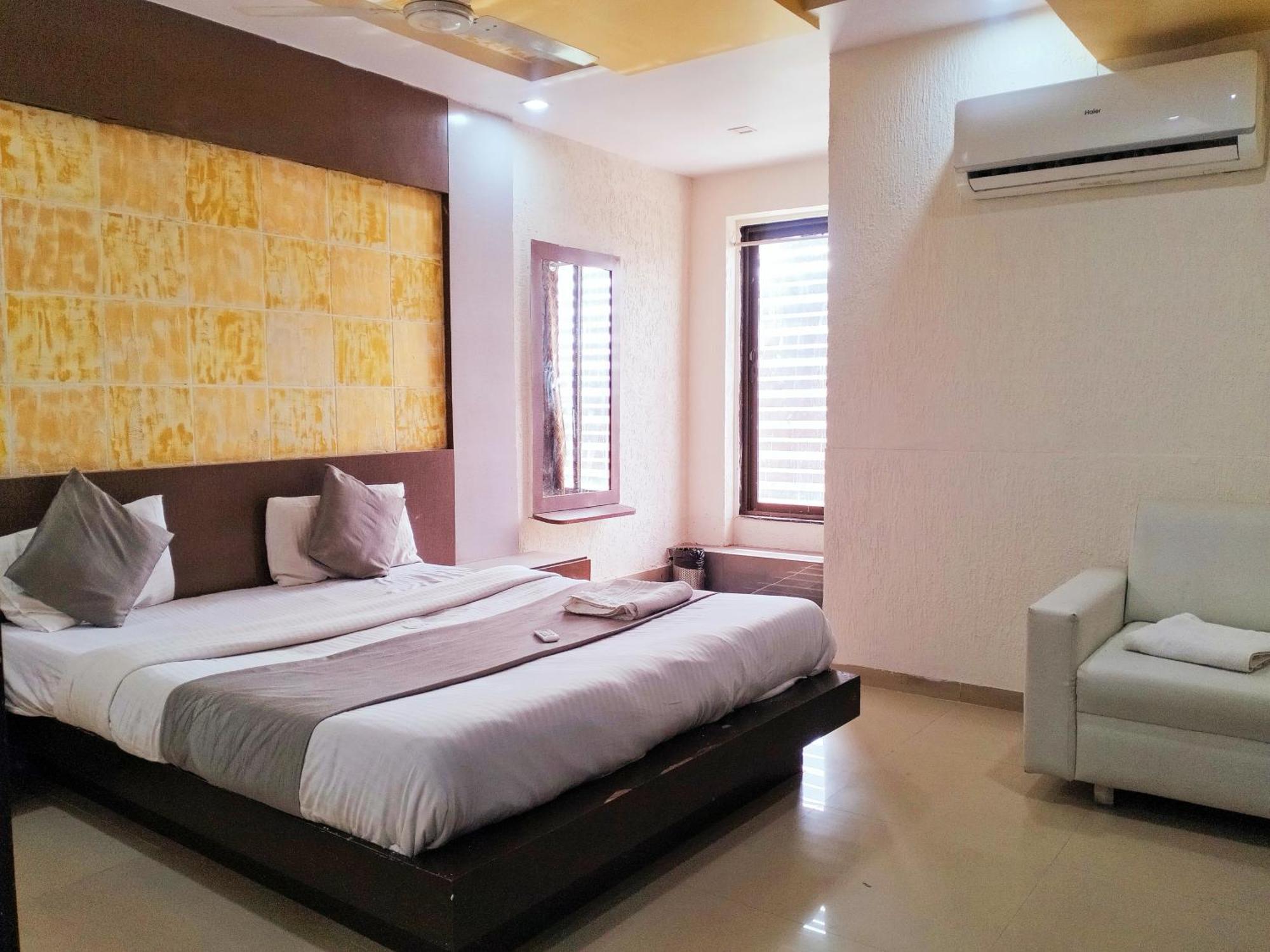 Balaji Hotel *