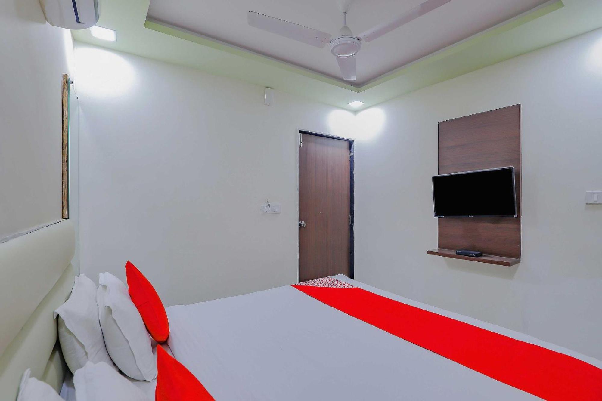 Hotel Hotel O Greenwood Ahmedabad