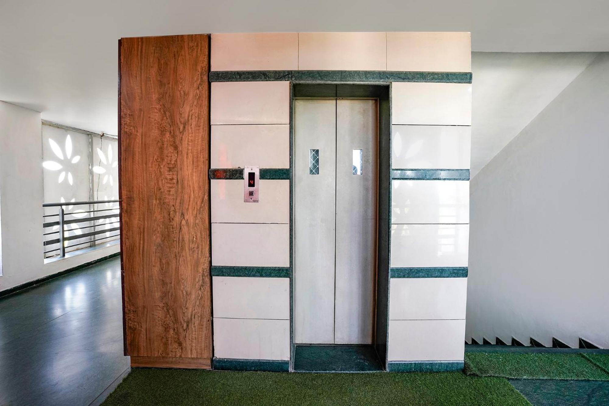 Hotel Fabhotel Galaxy I