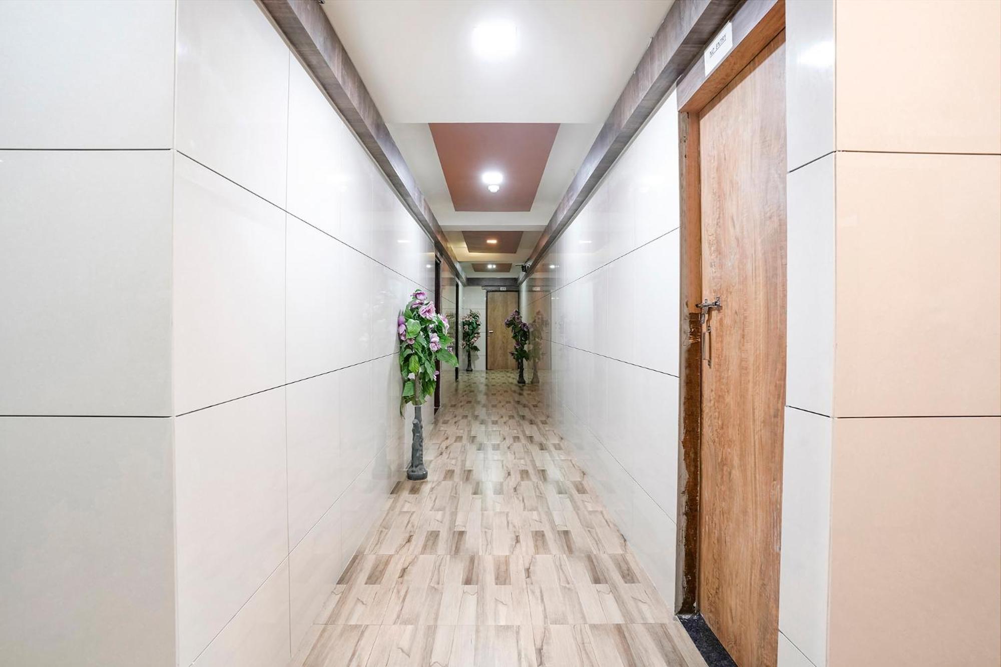 Hotel Fabhotel Galaxy I