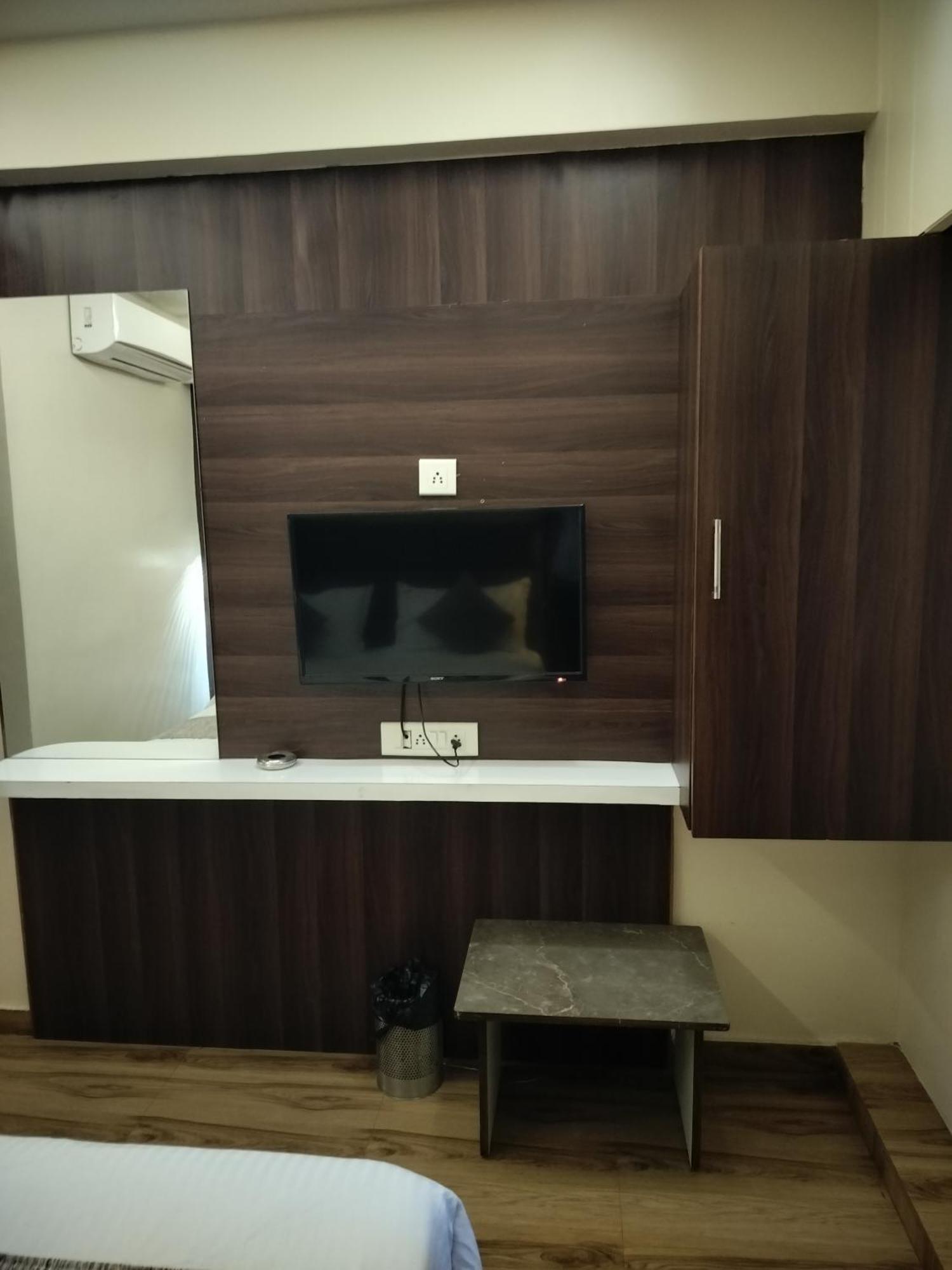 Rj Residency Hotel *