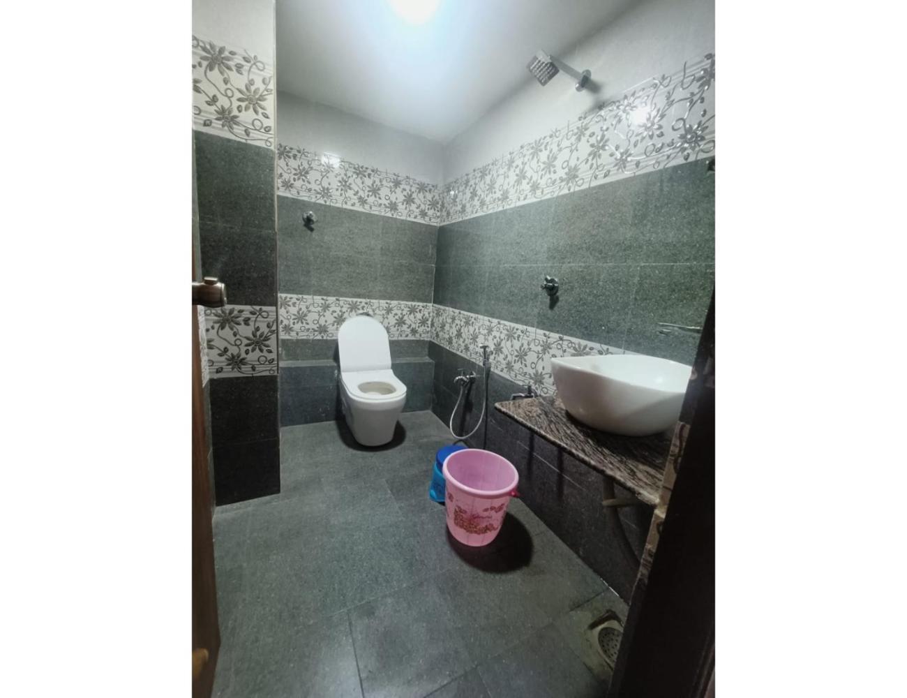 Paradise, Naroda Hospedagem domiciliar