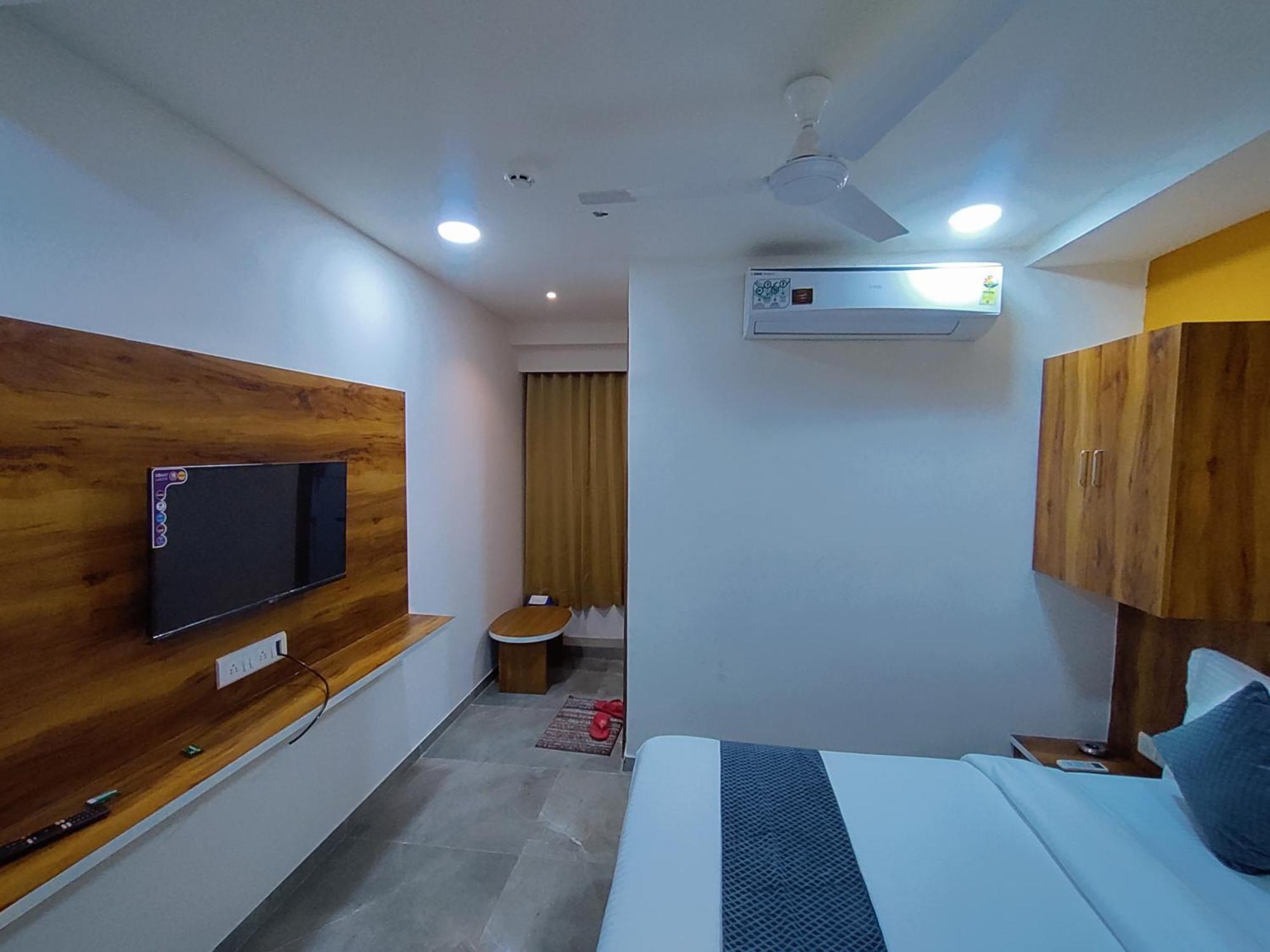 Lee Park Hotel