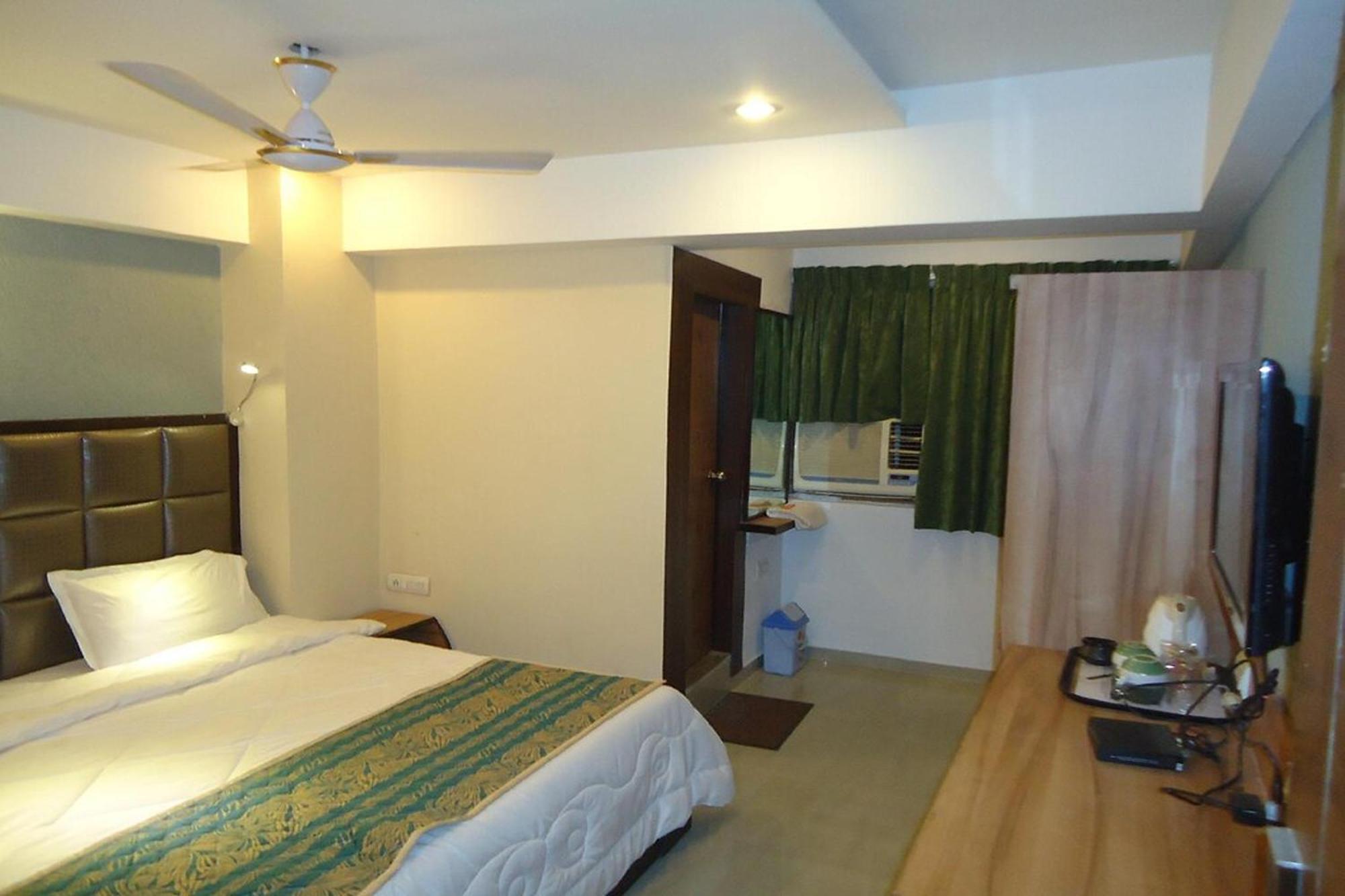 Hotel Maan Residency Satellite Road 3*