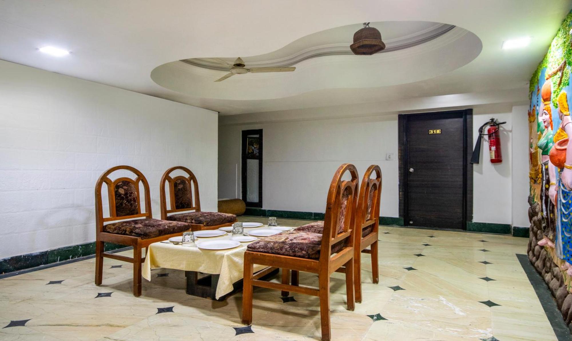Hotel Itsy Shree Krishna Palace Ahmedabad