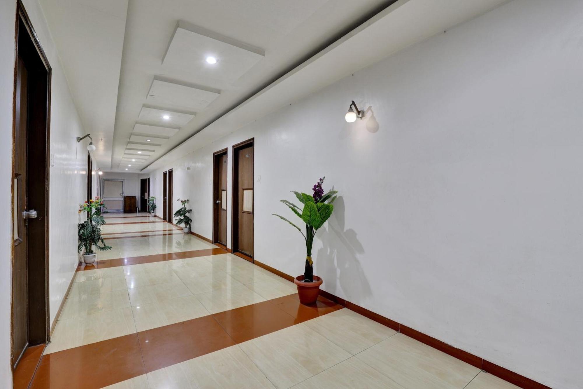 Collection O 82926 Royal Plaza 3* Ahmedabad