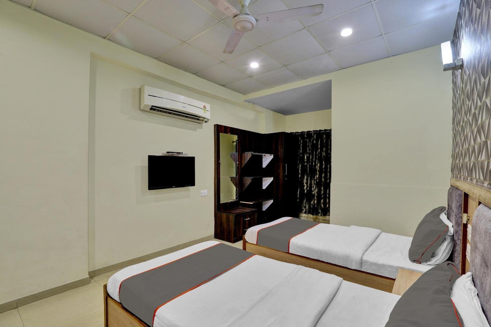 Hotel Collection O 82926 Royal Plaza