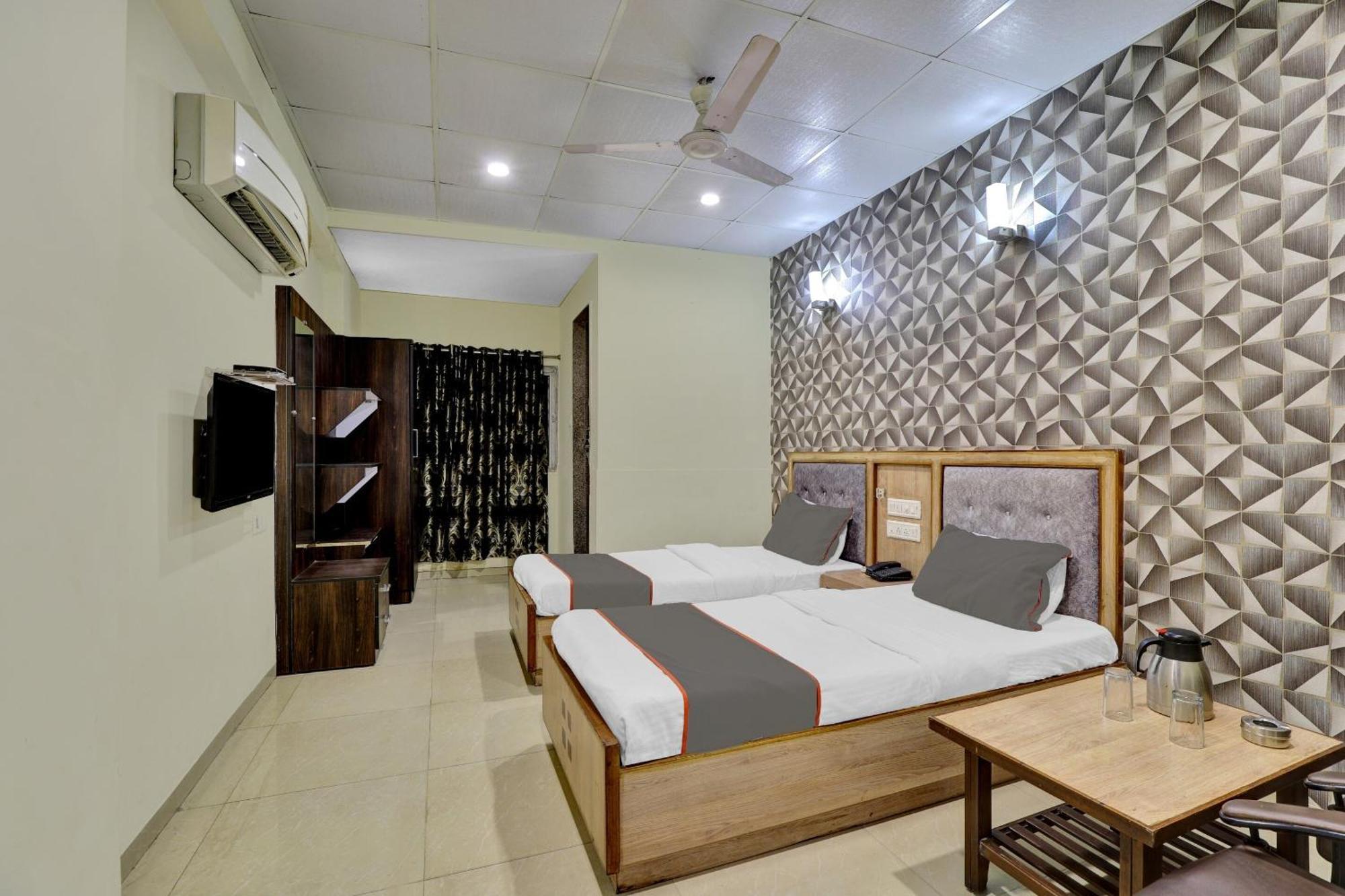 Hotel Collection O 82926 Royal Plaza