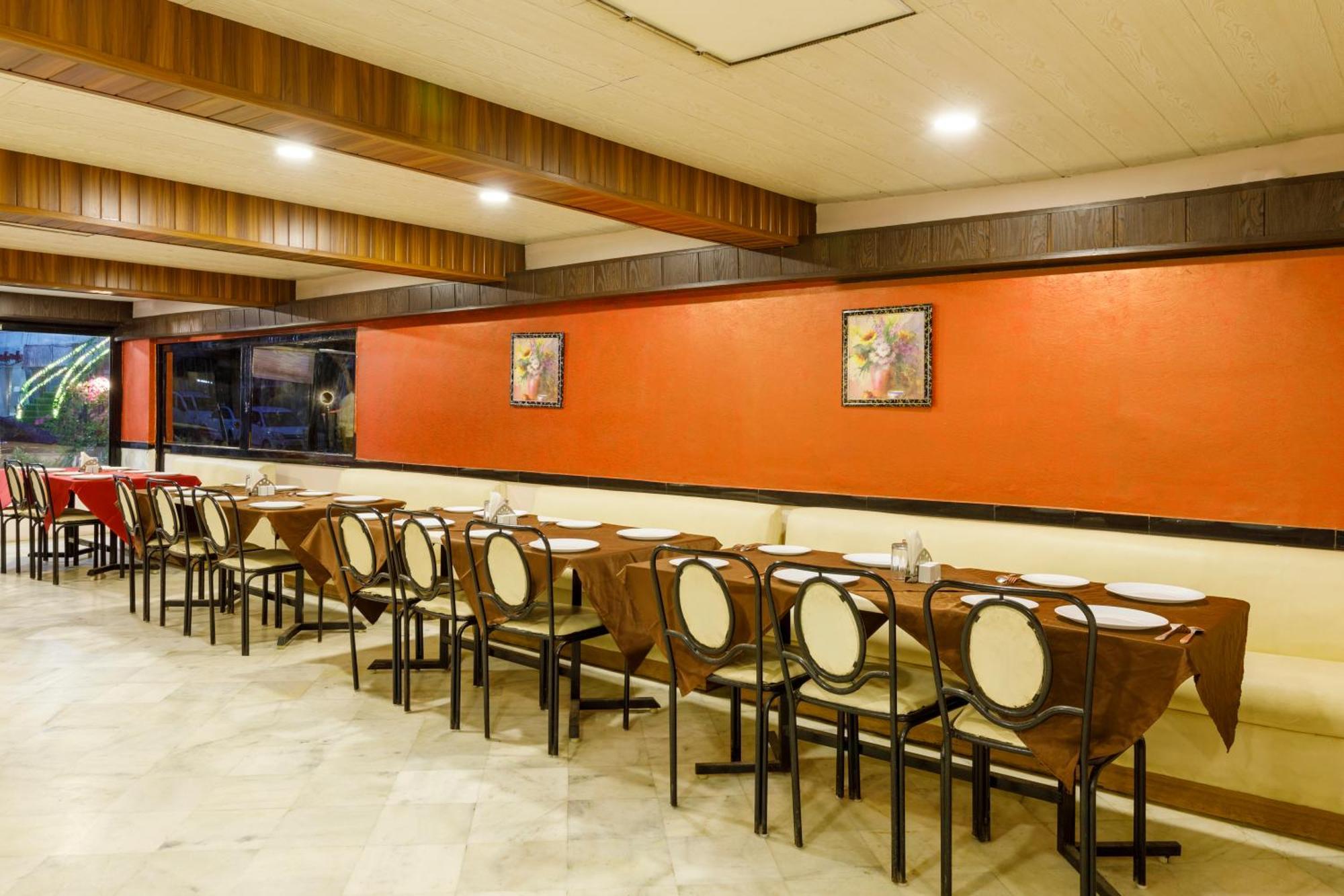 Oyo 2308 Crown Hotel 3*