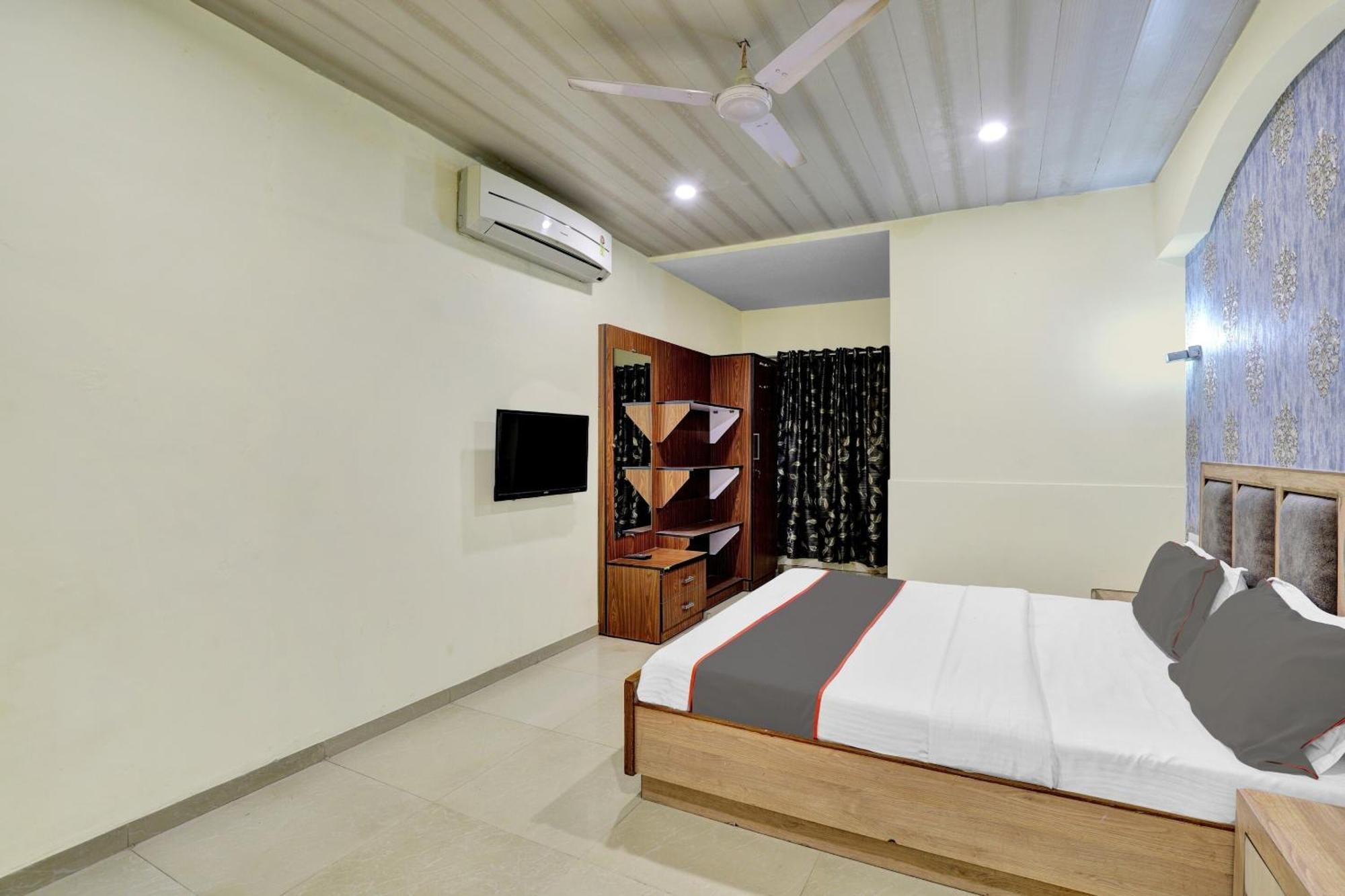 Hotel Collection O 82926 Royal Plaza Ahmedabad