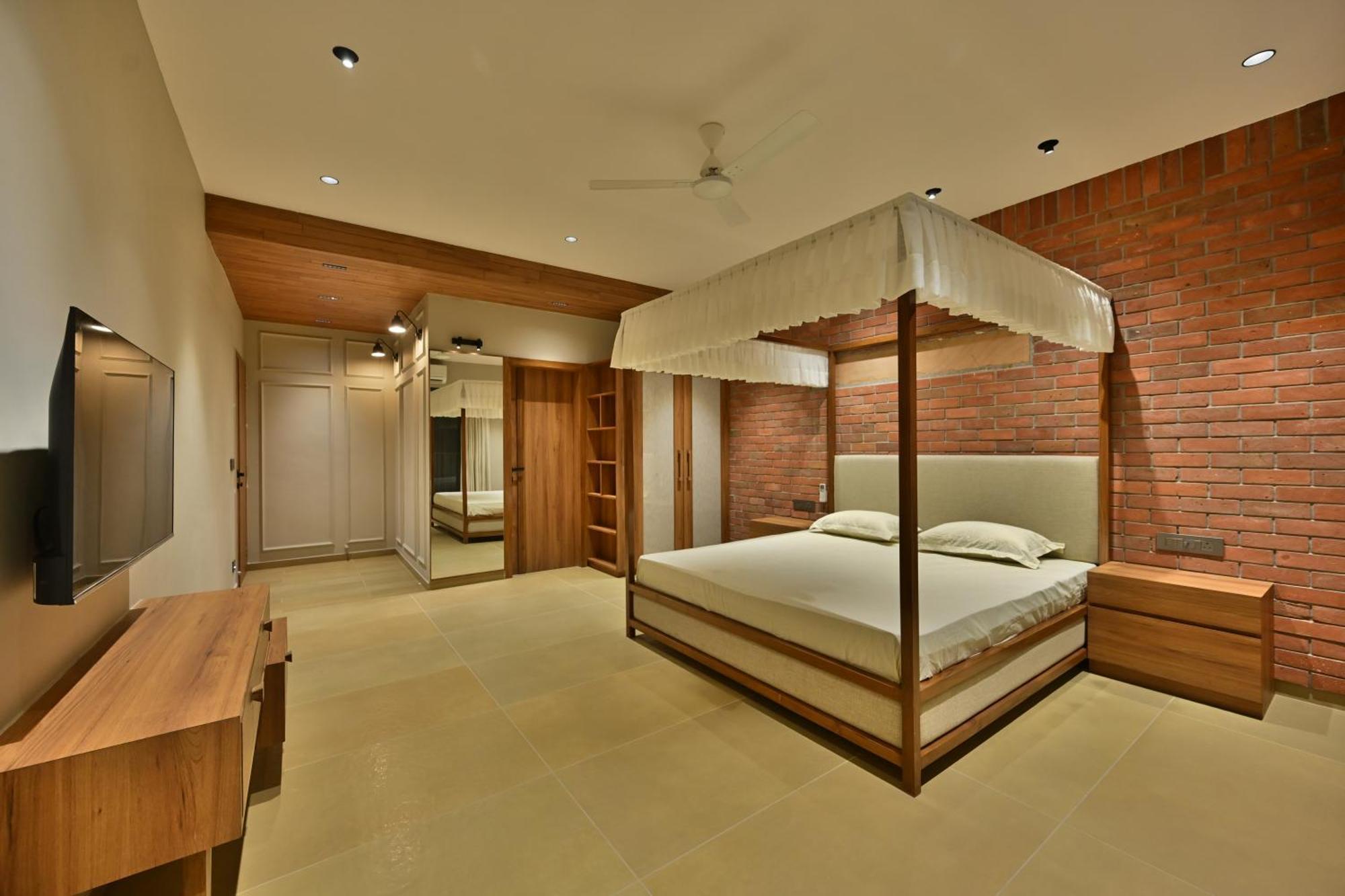 In Thol- Expert Hospitality *