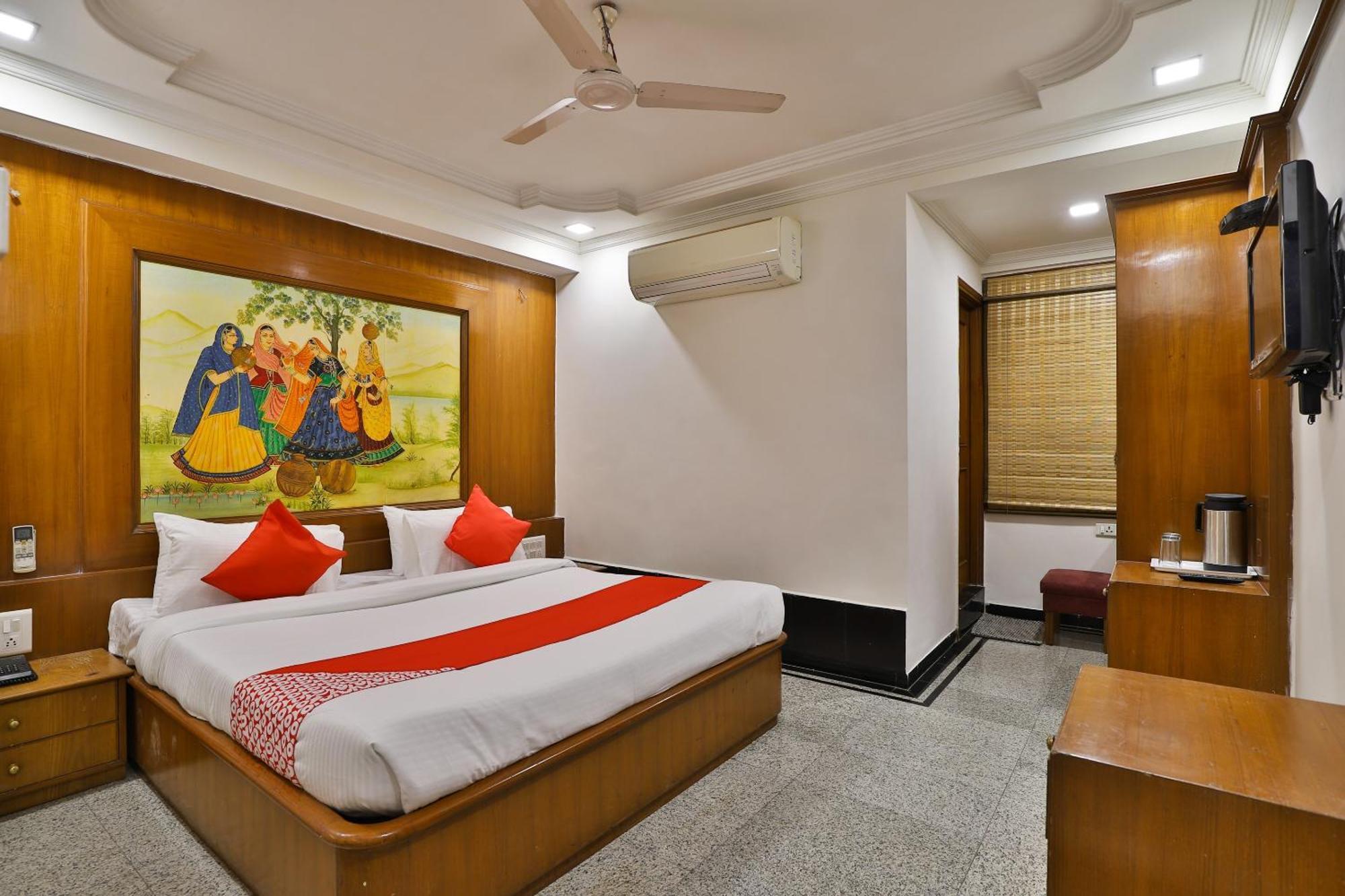 Hotel Oyo Flagship Darshan & Restaurant 4*