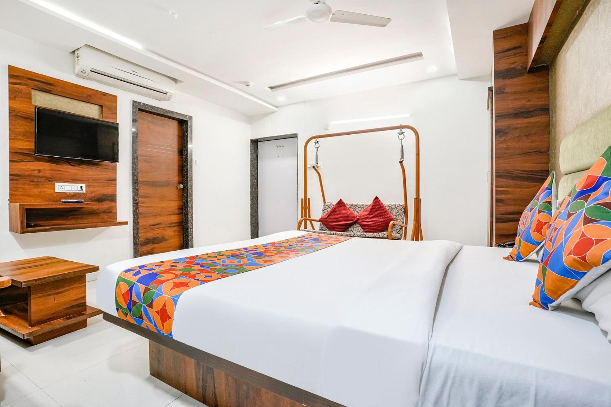 Hotel Fabhotel Ratna Palace