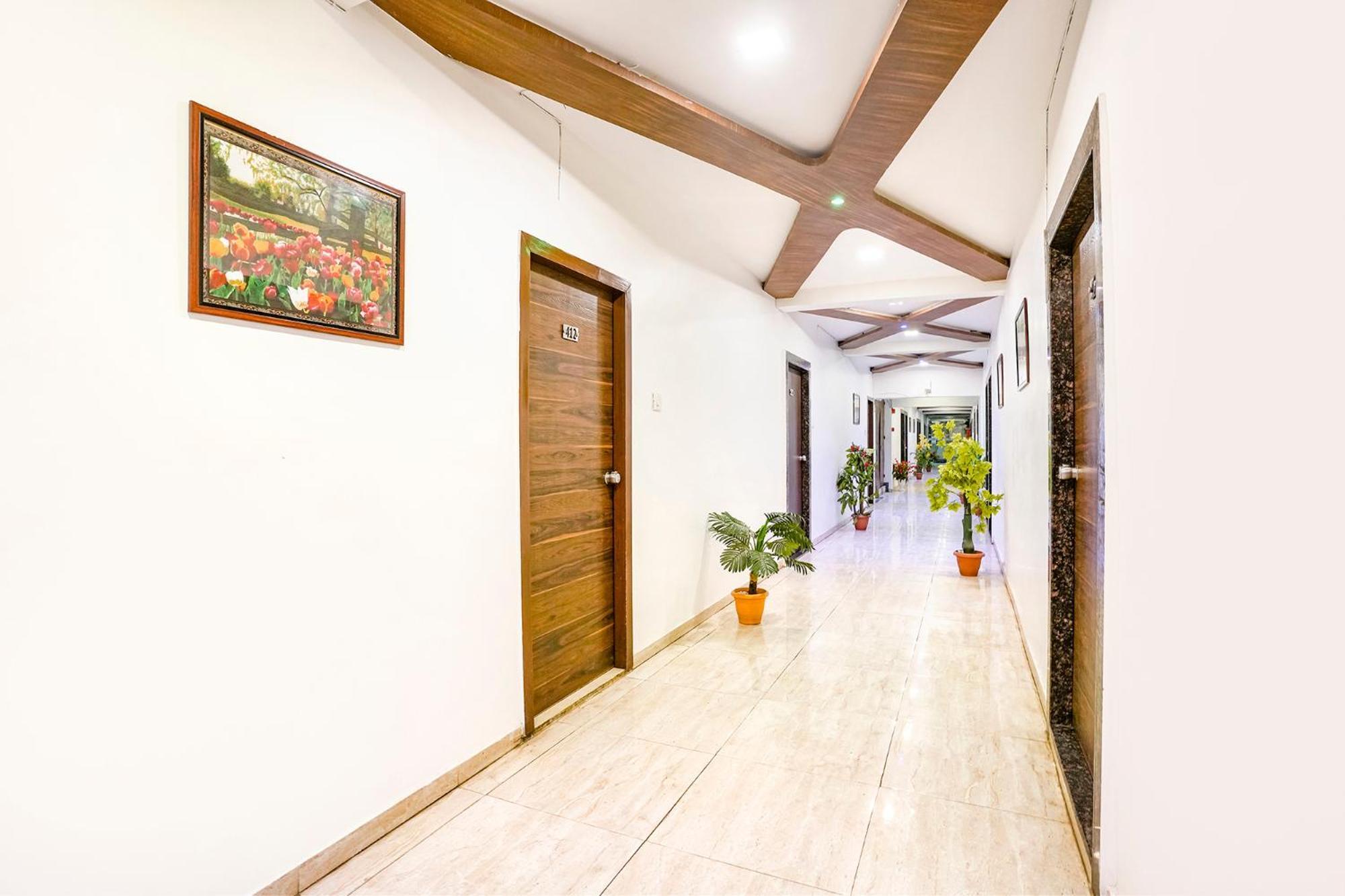 Fabhotel Ratna Palace