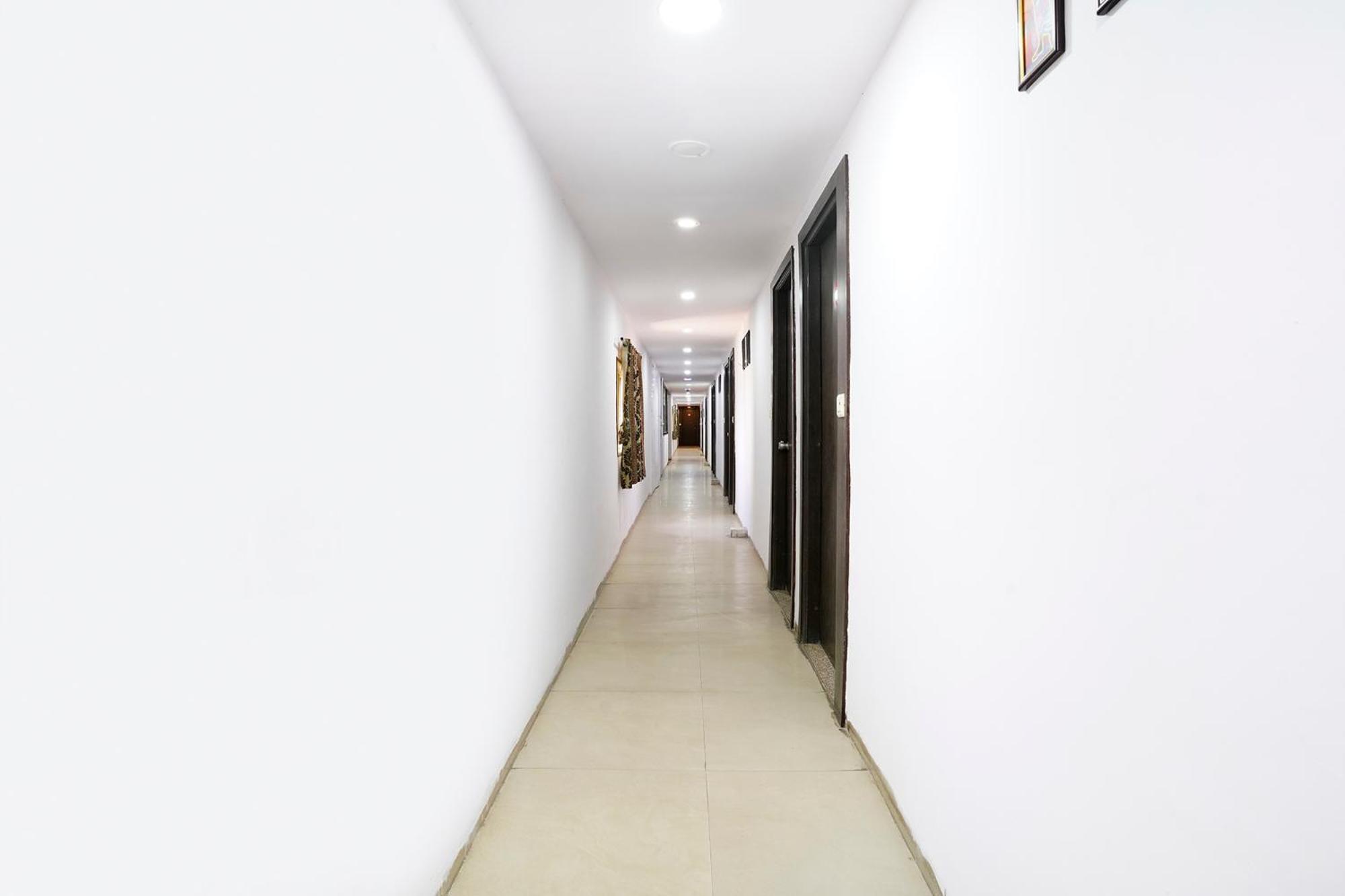 Fabhotel Santro *