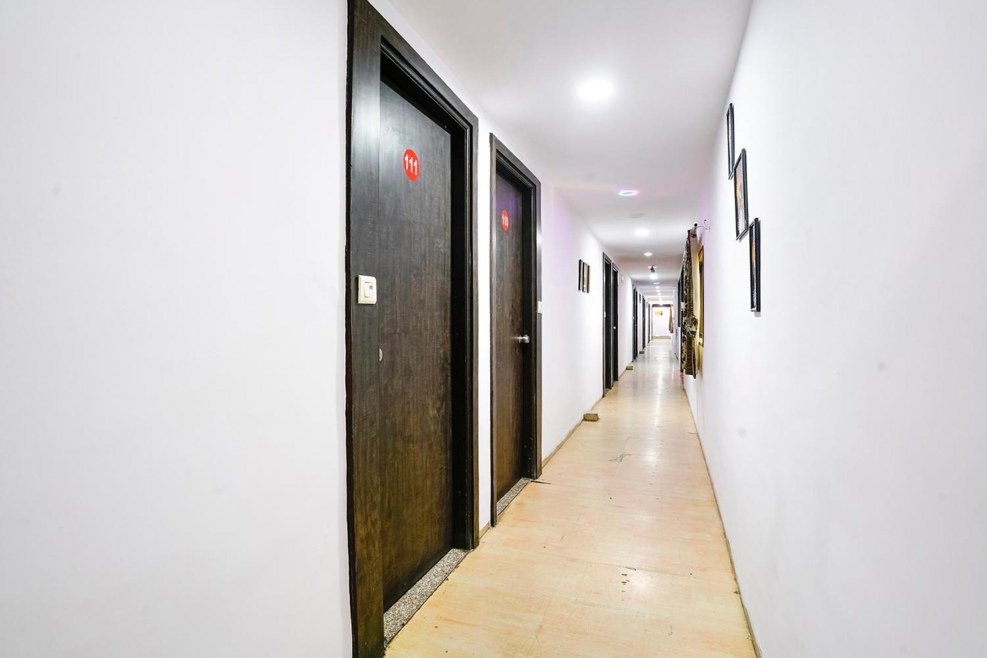 Hotel Fabhotel Santro *