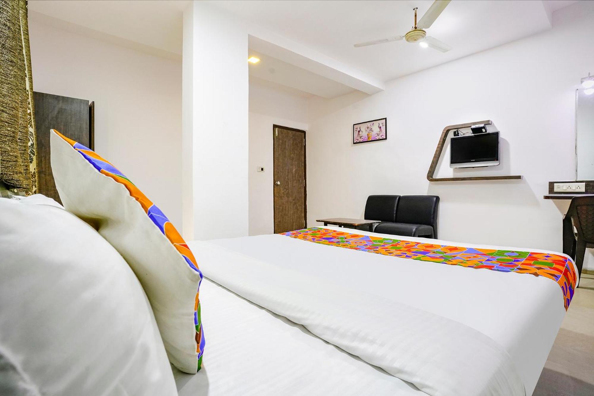 Fabhotel Santro *