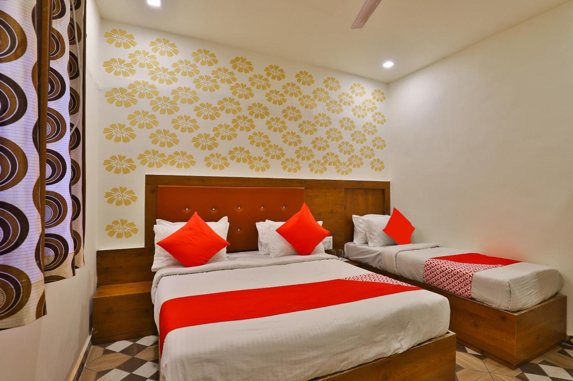 Oyo 30712 Surya Palace