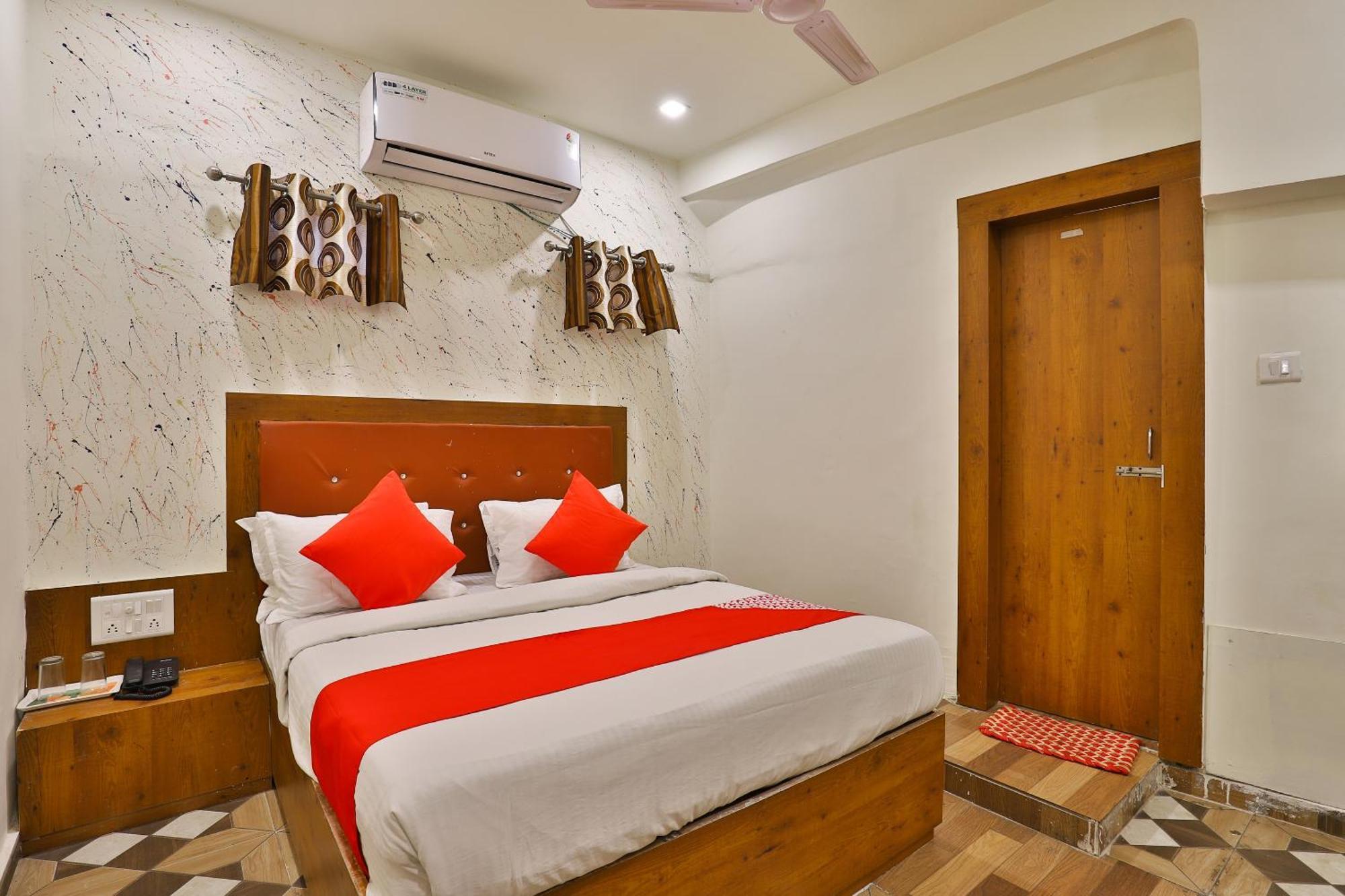 Hotel Oyo 30712 Surya Palace 3*