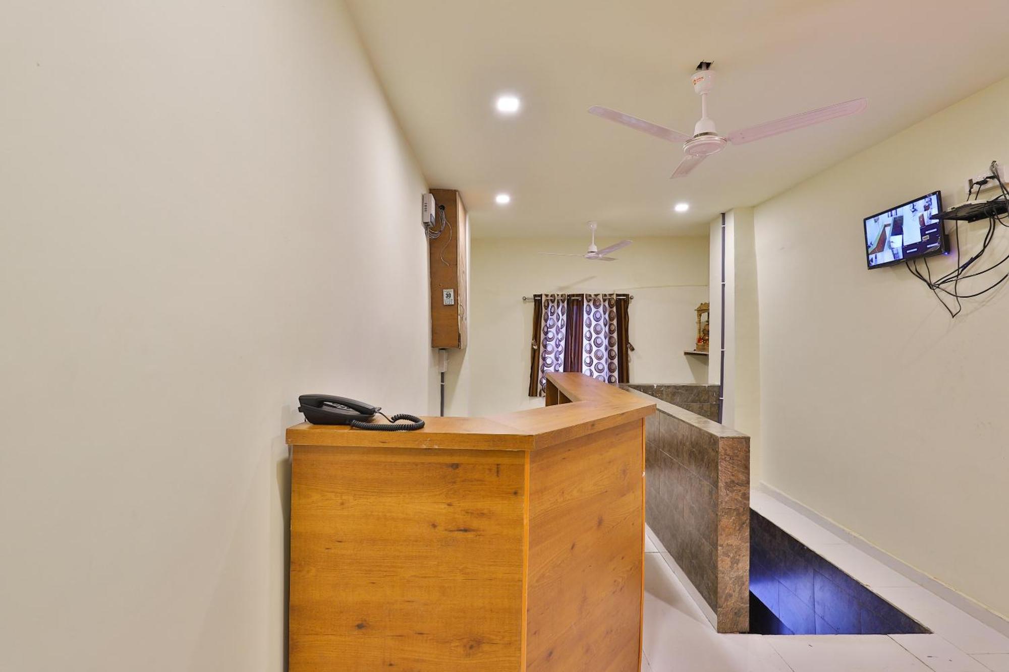 Oyo 30712 Surya Palace Hotel