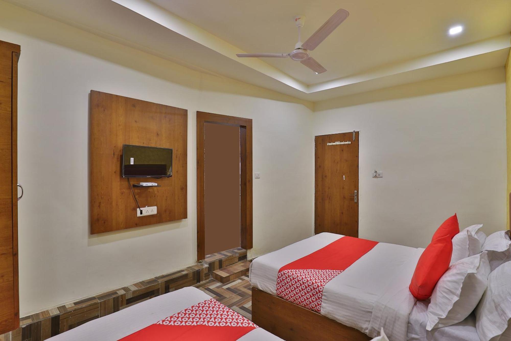 Hotel Oyo 30712 Surya Palace 3*