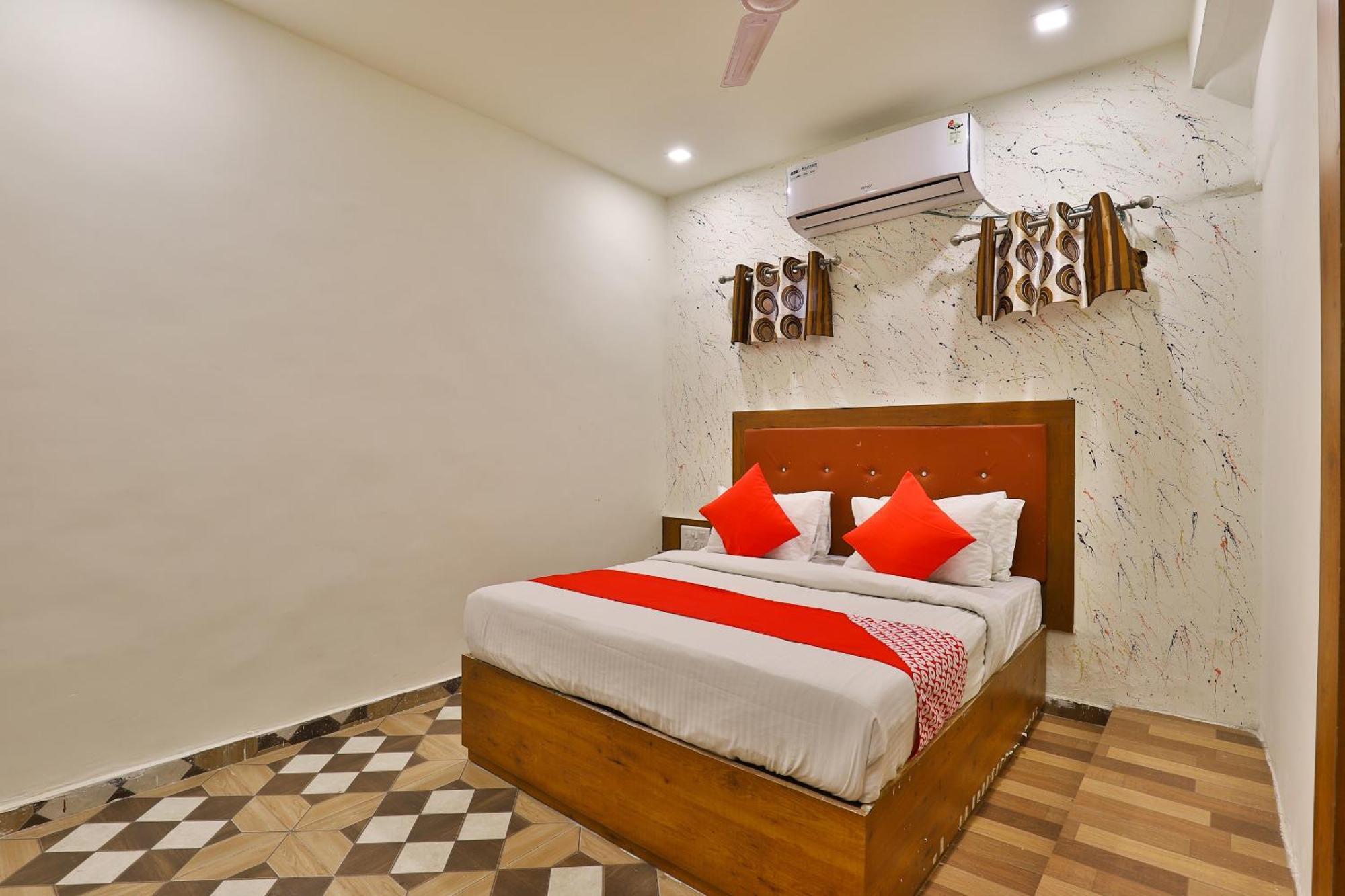 Oyo 30712 Surya Palace 3*