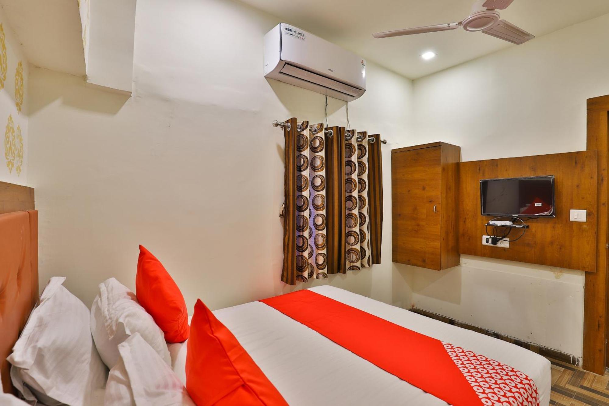 Oyo 30712 Surya Palace Hotel