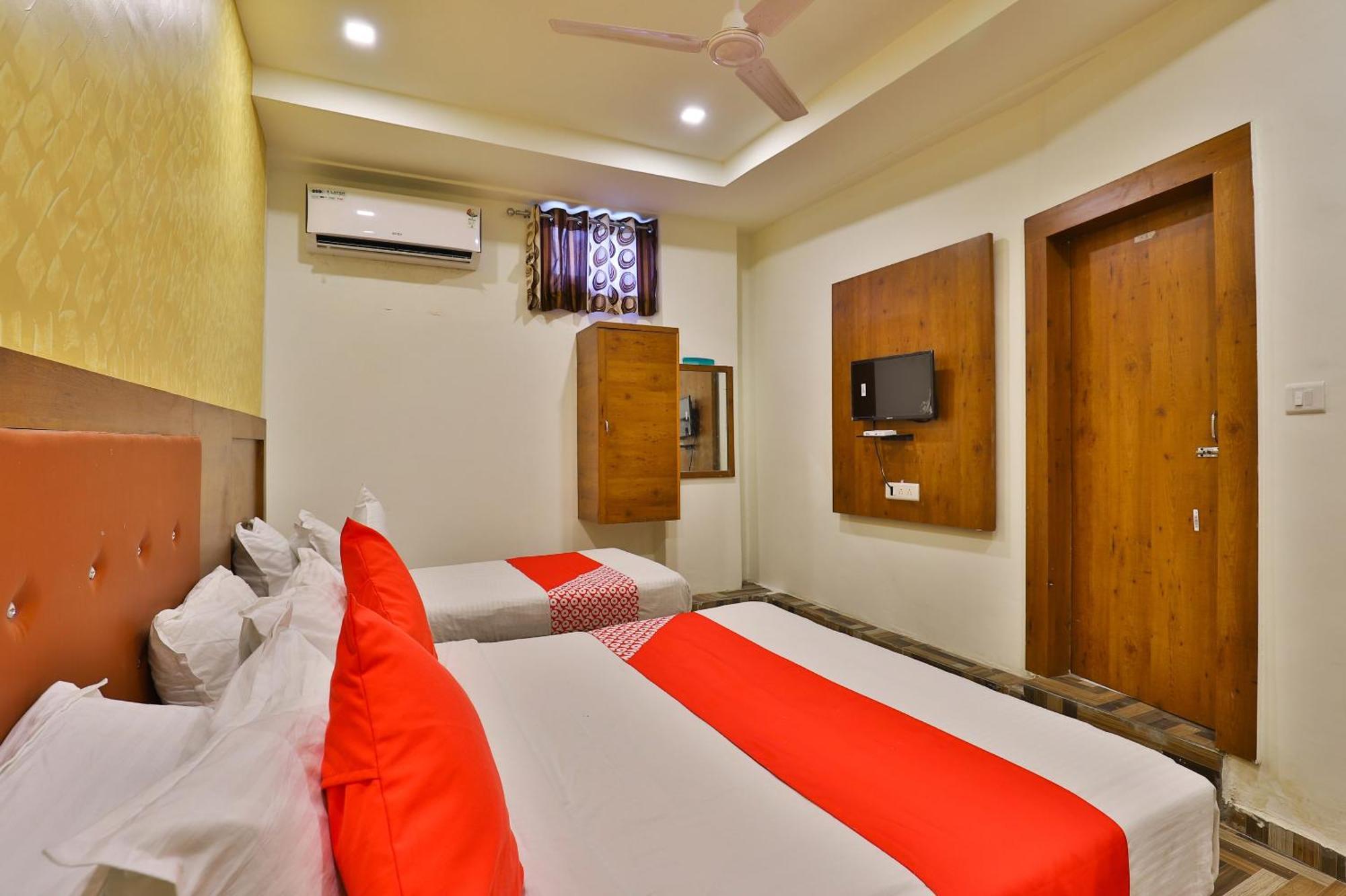 Oyo 30712 Surya Palace Hotel 3*