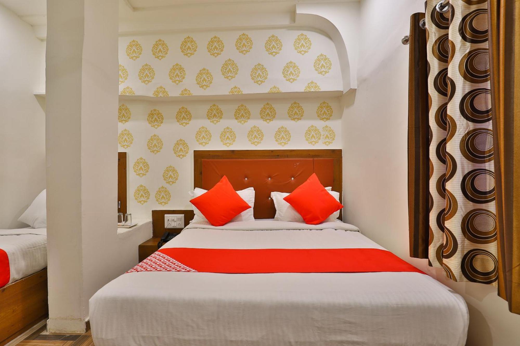Hotel Oyo 30712 Surya Palace 3*