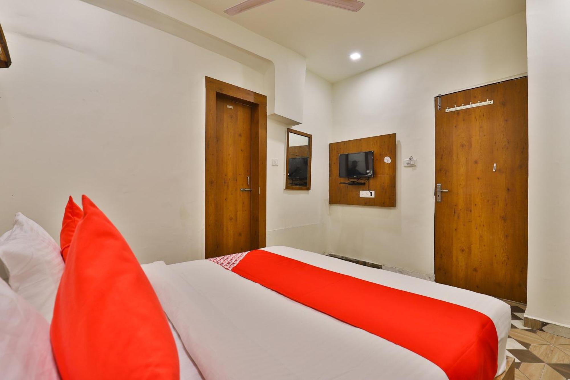 Oyo 30712 Surya Palace 3*