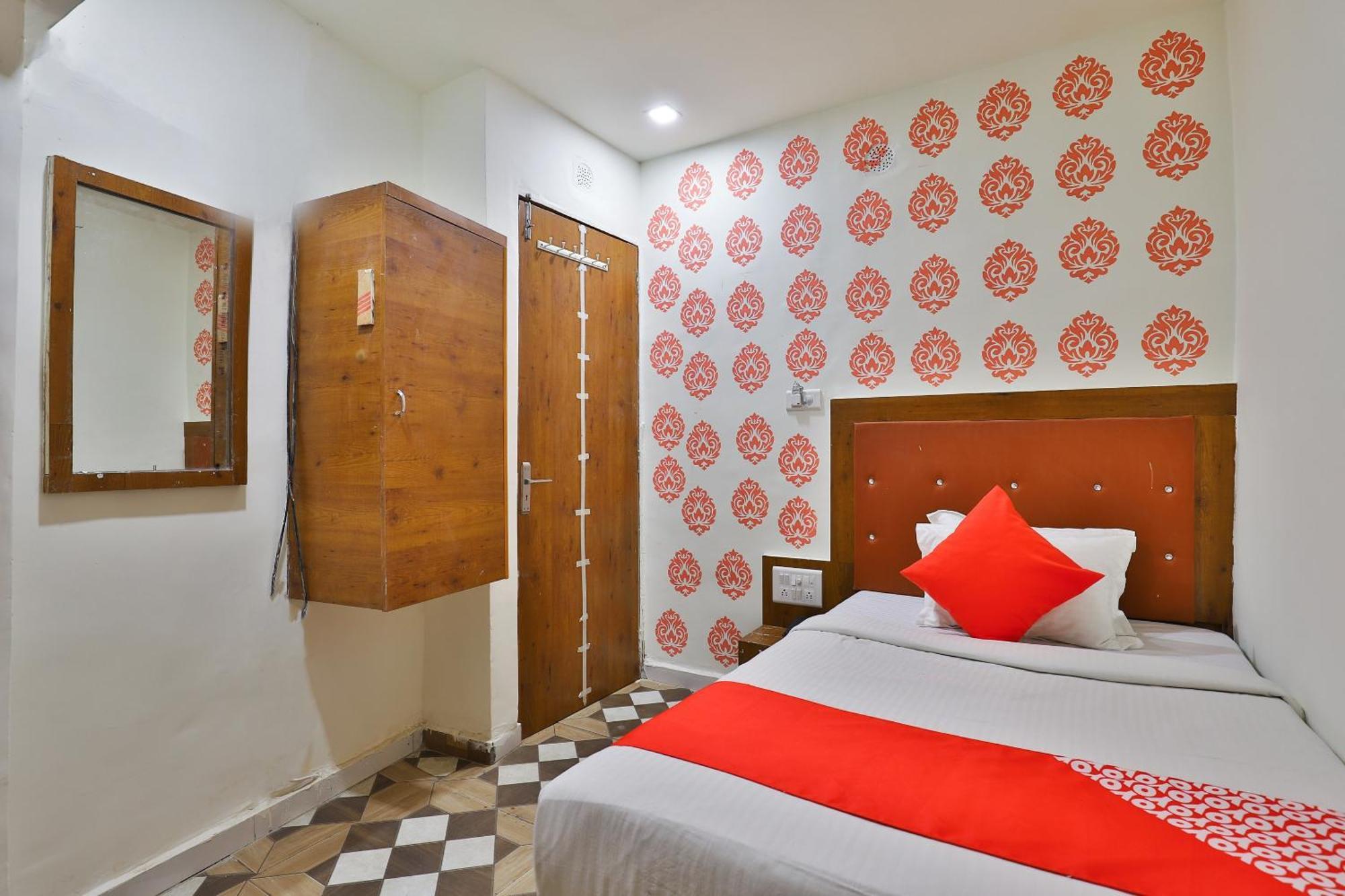 Oyo 30712 Surya Palace Hotel 3*