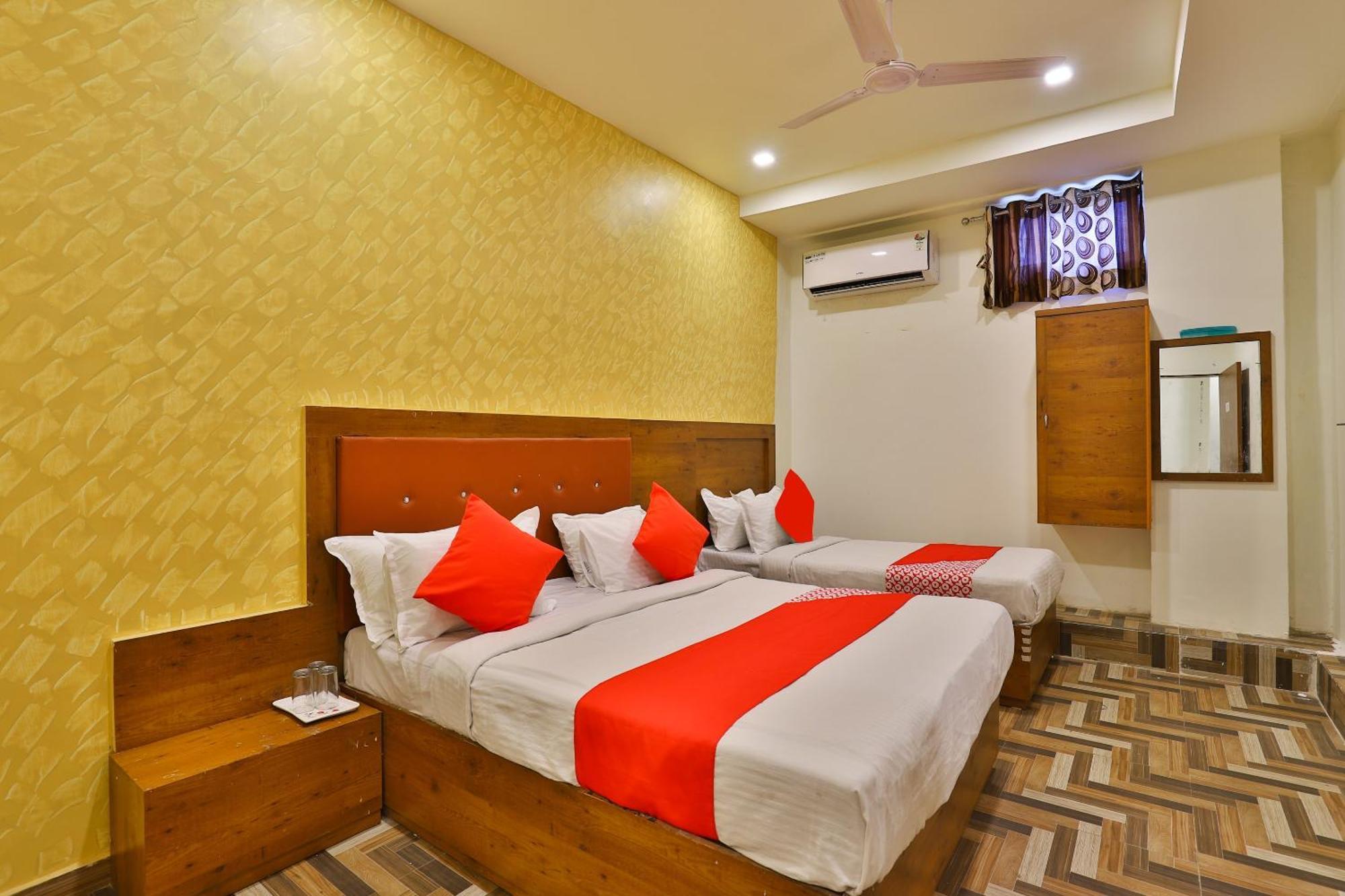 Hotel Oyo 30712 Surya Palace 3*