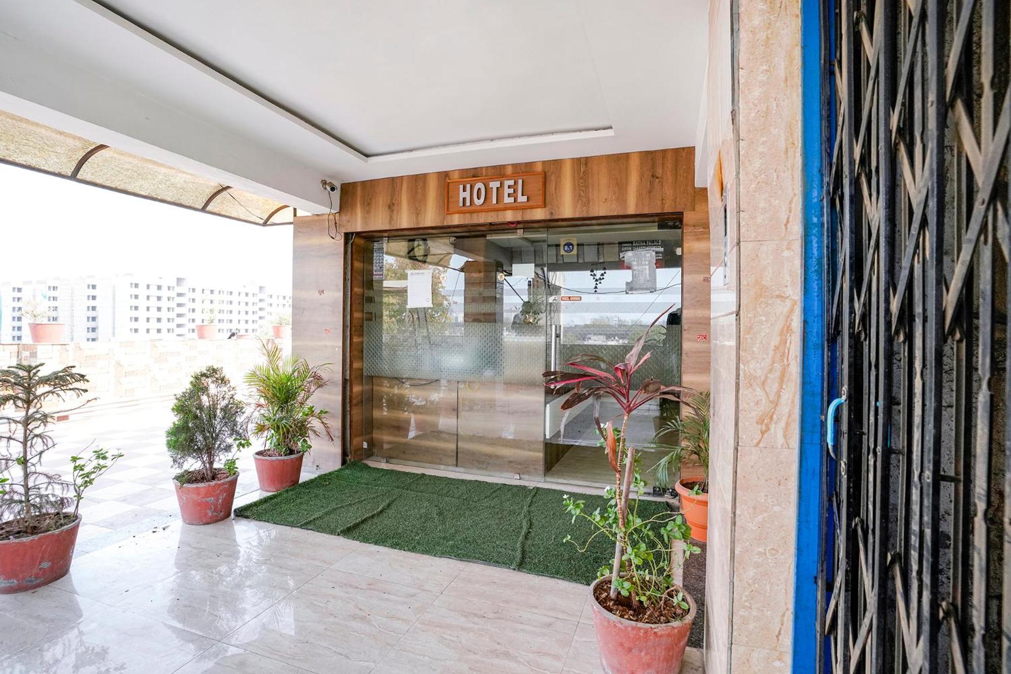Fabhotel Ratna Palace 3*