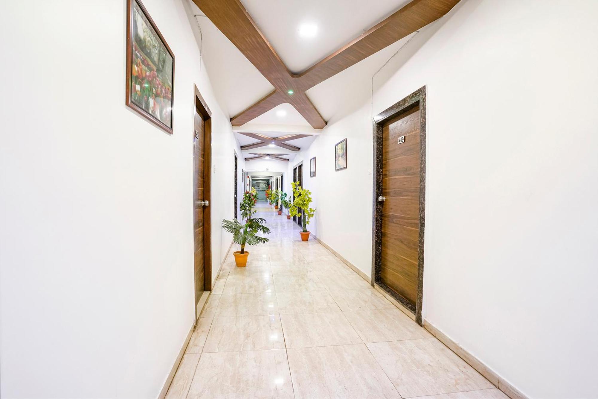 Fabhotel Ratna Palace