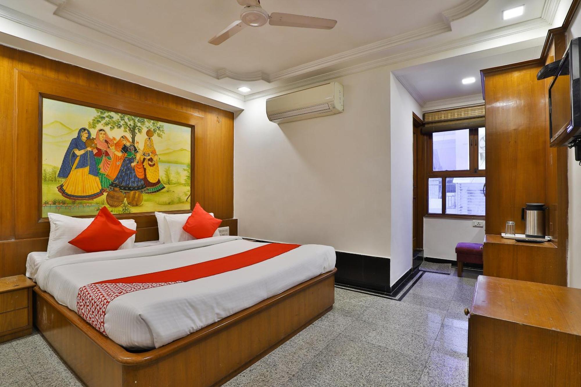 Hotel Oyo Flagship Darshan & Restaurant 4*