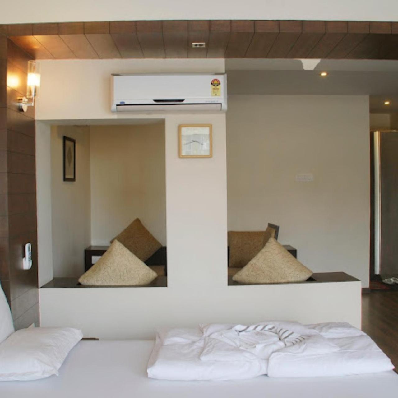 Hotel Fabhotel Royal Landmark *