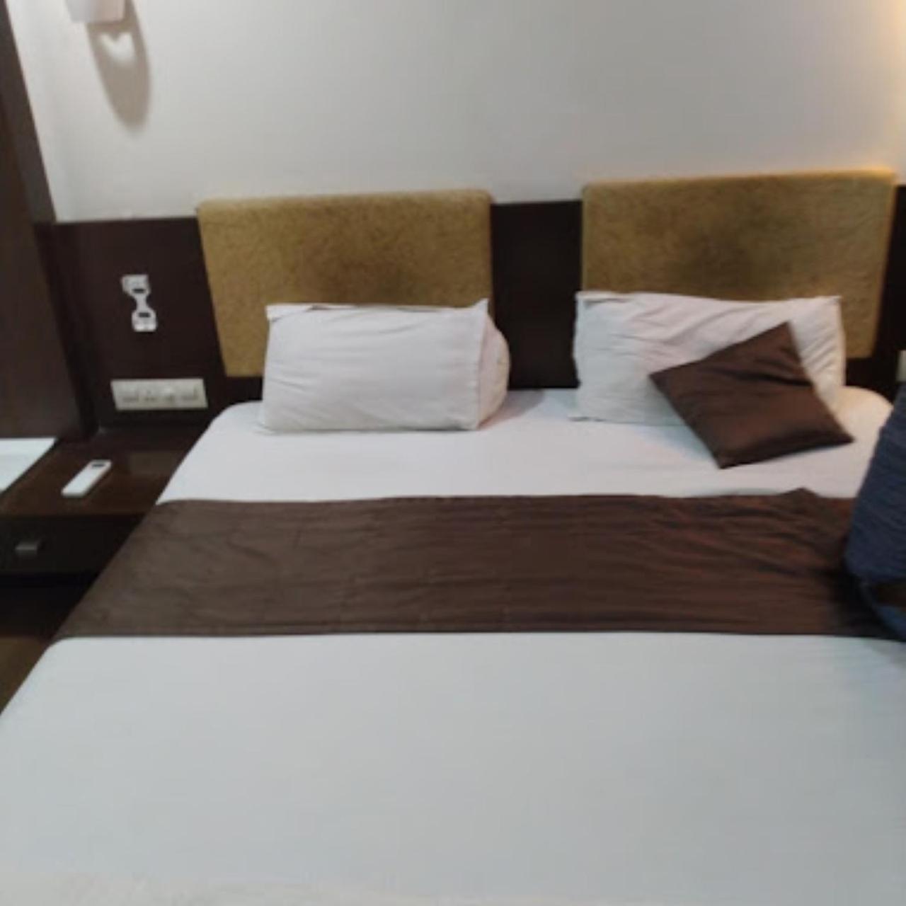 Hotel Fabhotel Royal Landmark