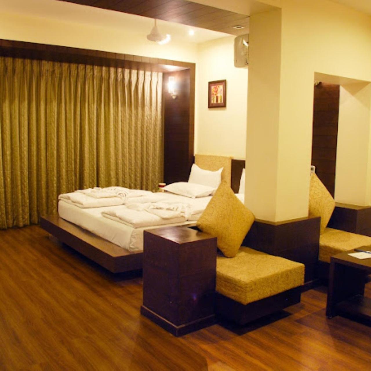 Fabhotel Royal Landmark Hotel *