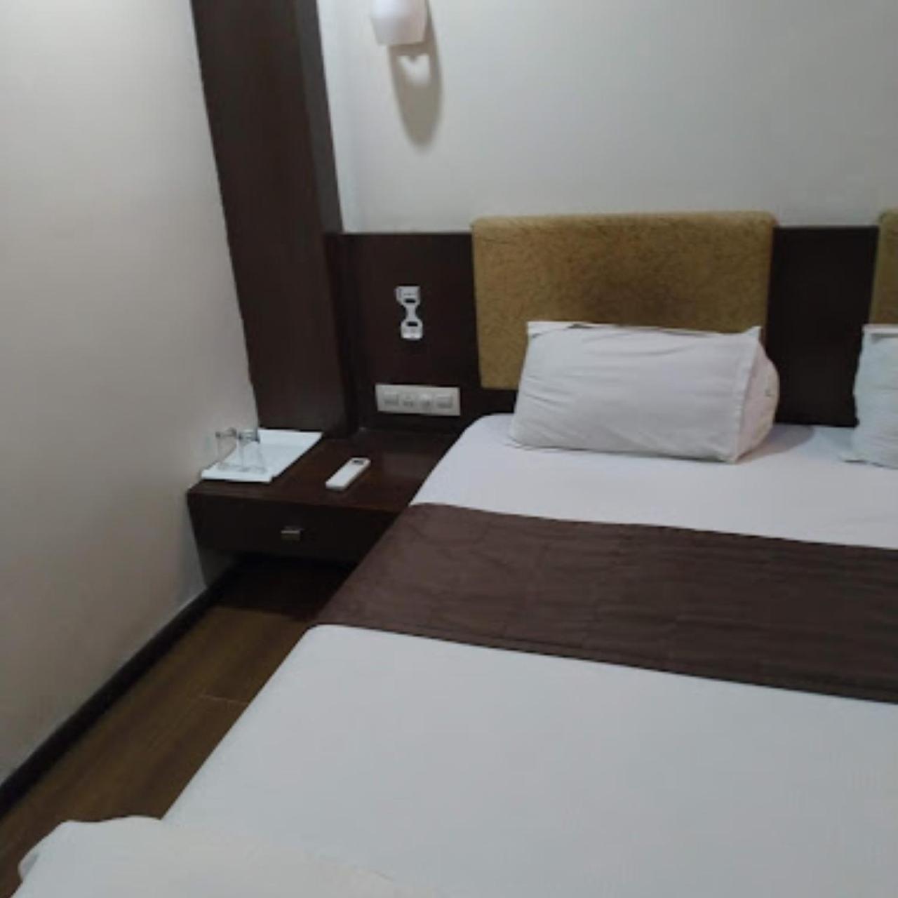 Hotel Fabhotel Royal Landmark