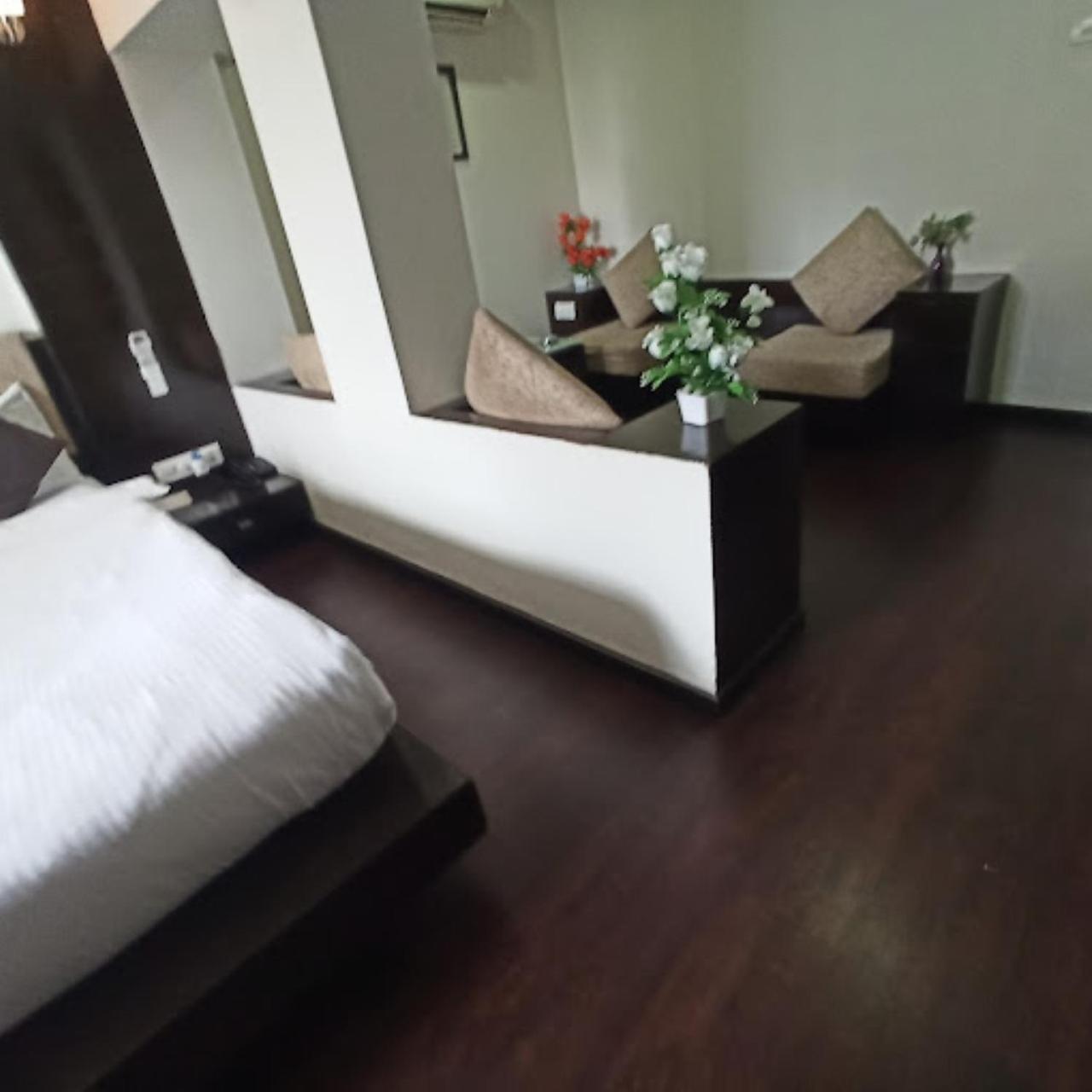 Fabhotel Royal Landmark Hotel Ahmedabad