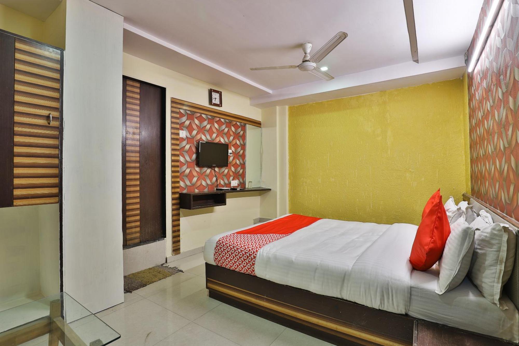 Spot On Shreeji Palace 3*