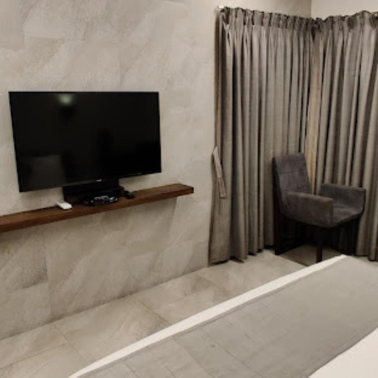 Hotel Carrefour Ahmedabad