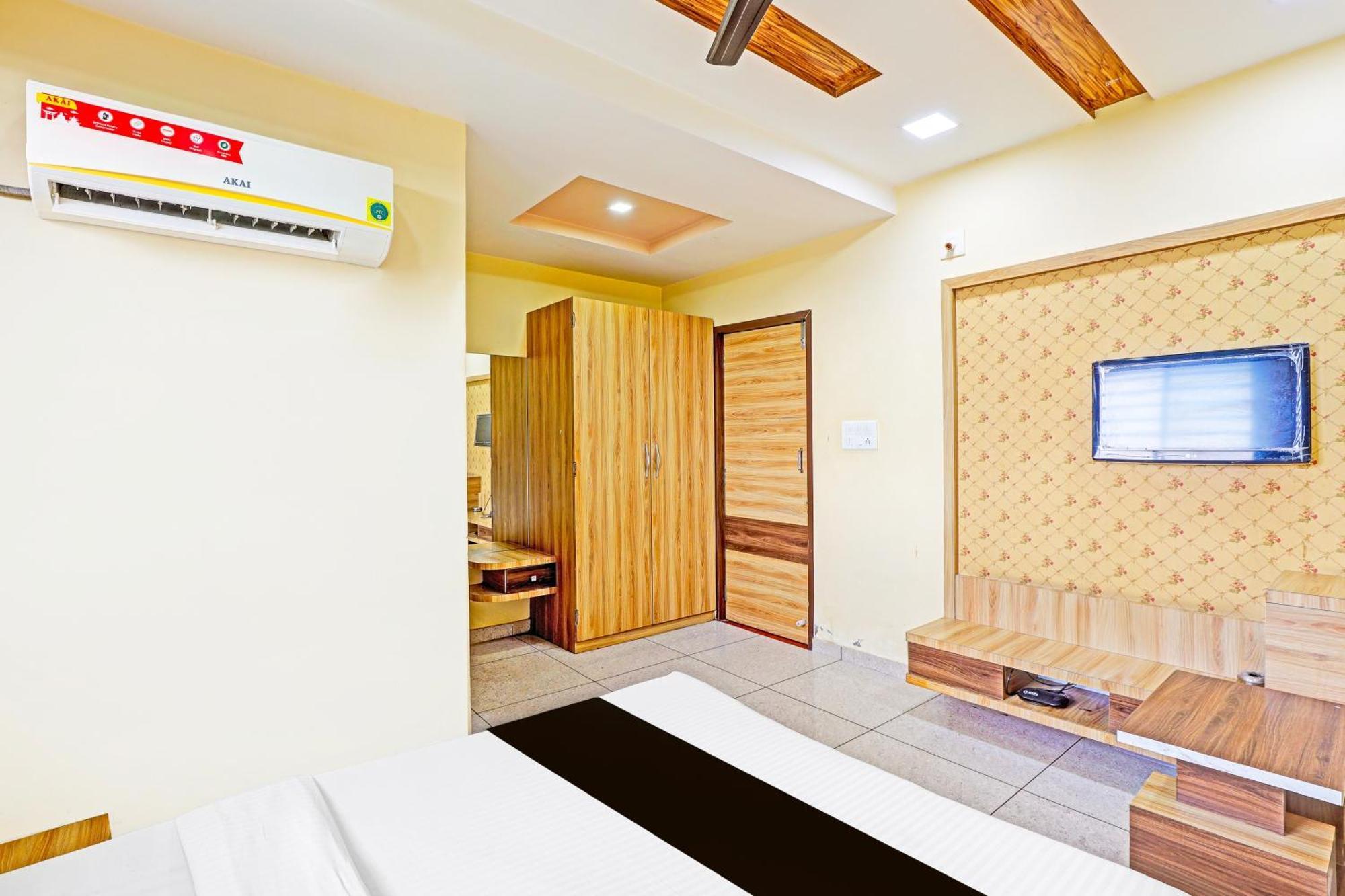 O 82825 Yuvraj Hotel 3*