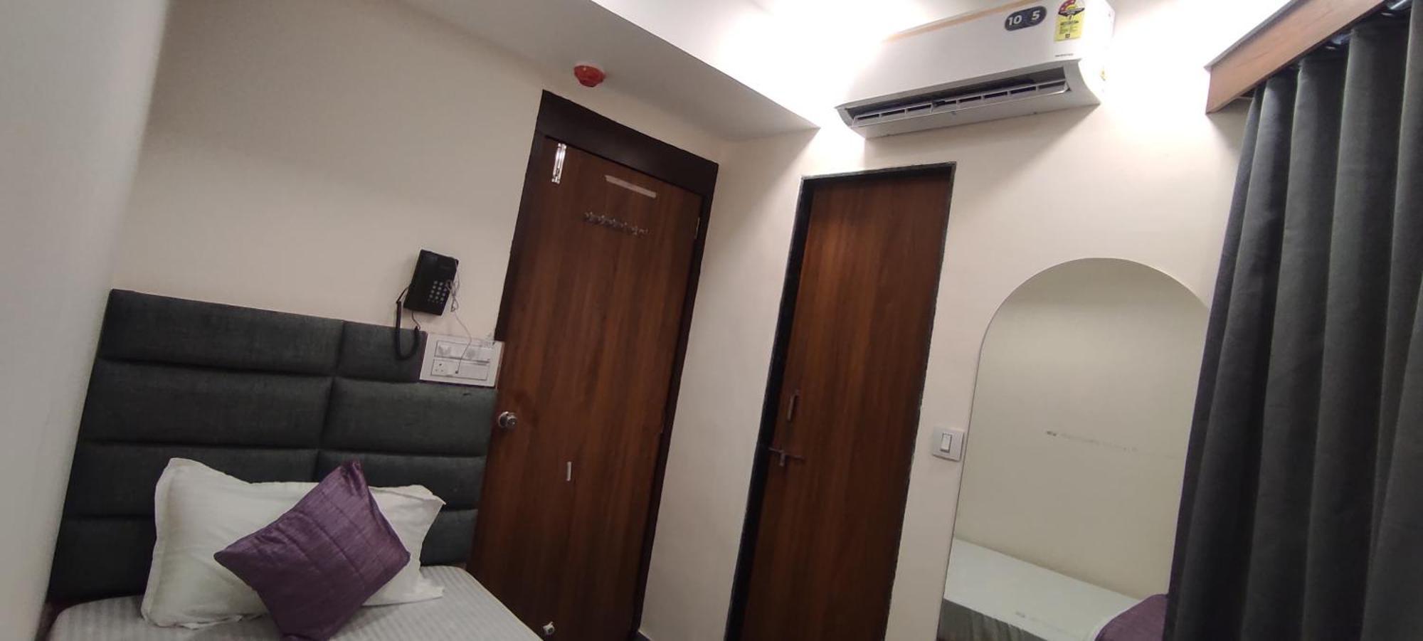 Earth Inn, Subhash Bridge,